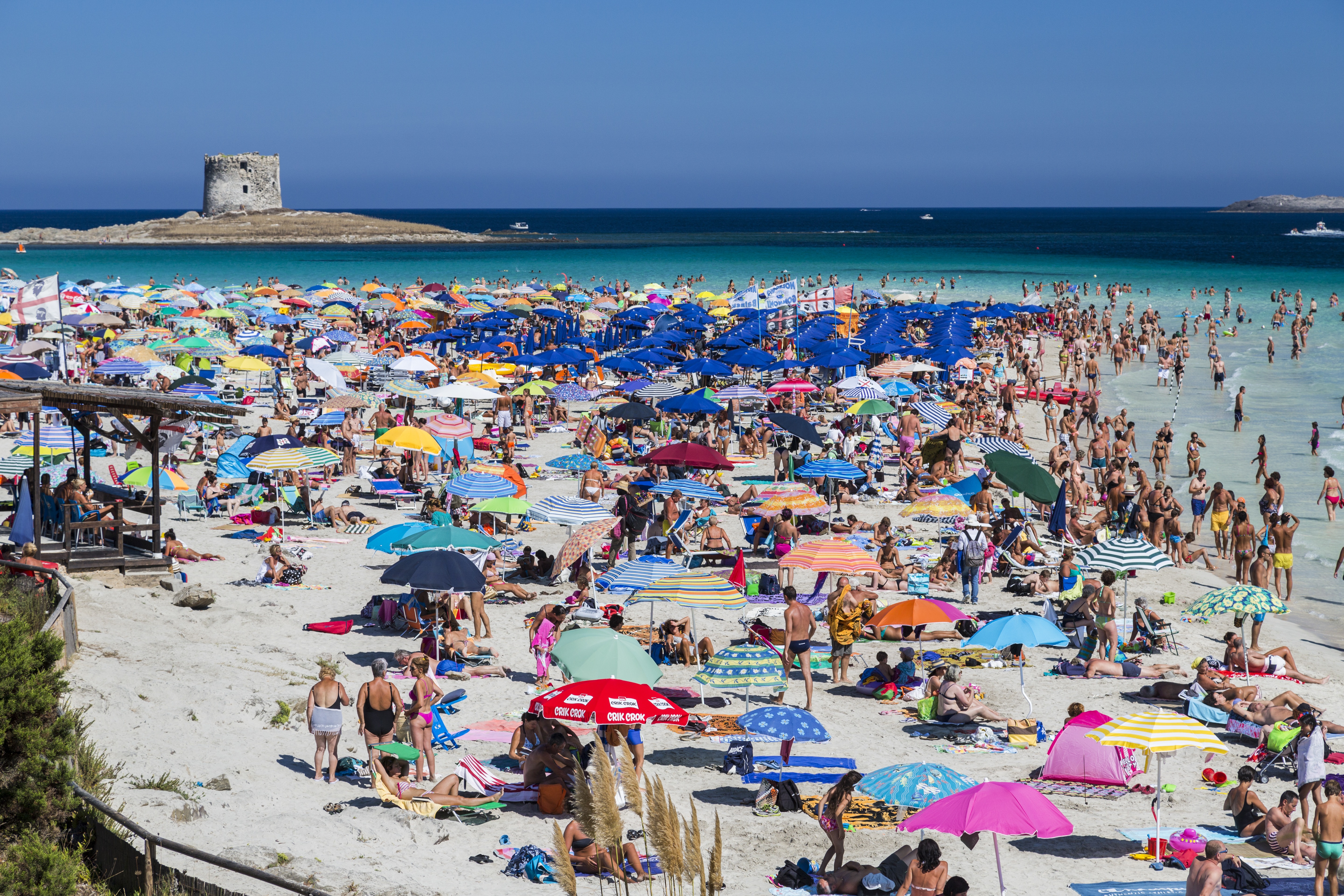 A túl sok turista miatt belépődíjat fognak szedni Szardínia legszebb tengerpartján 