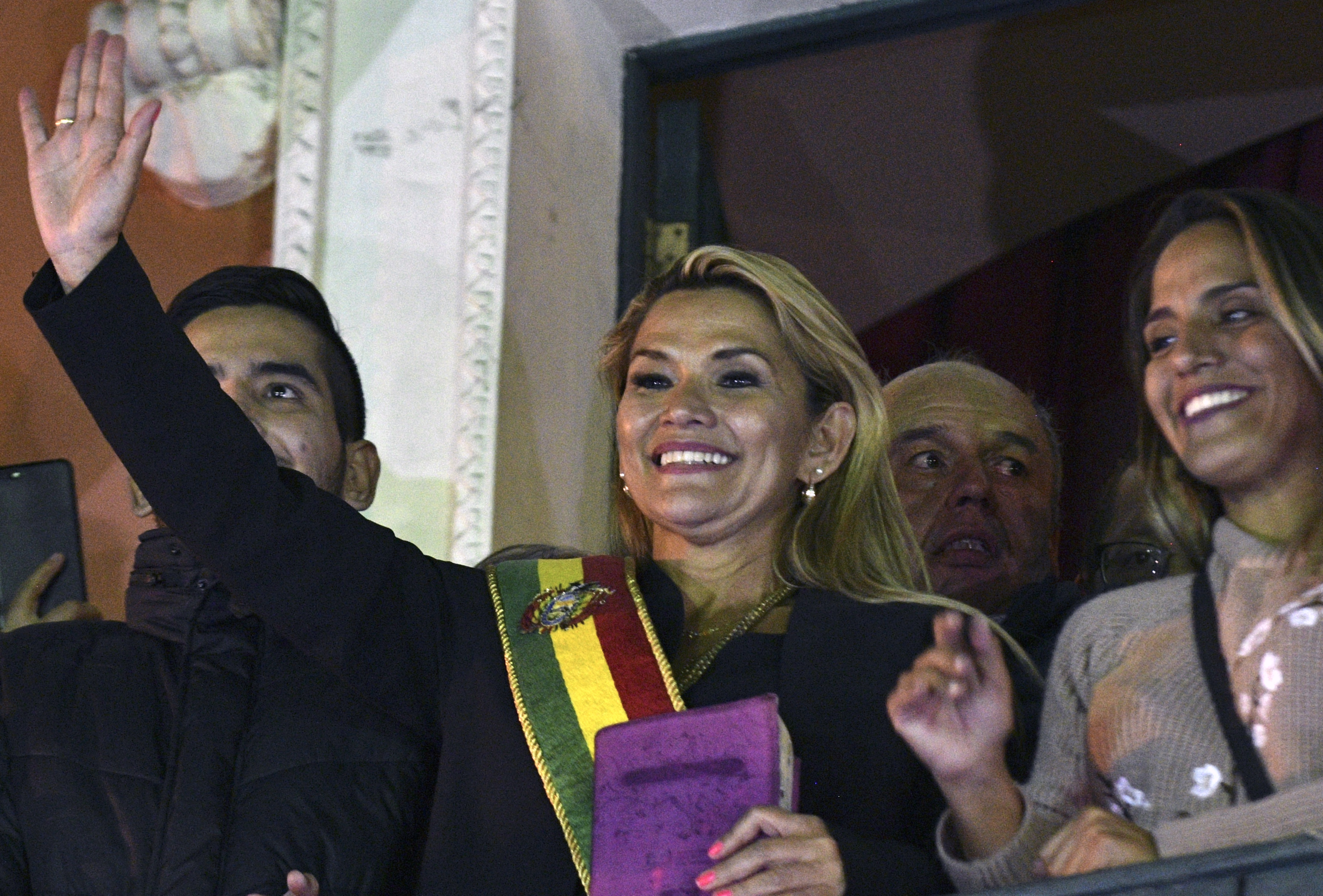Nem indul az elnökválasztáson Bolívia ideiglenes elnöke