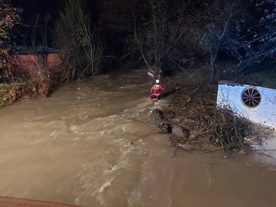 Menhelyi kutyákat akartak megmenteni az áradástól, három nőt sodort el a folyó