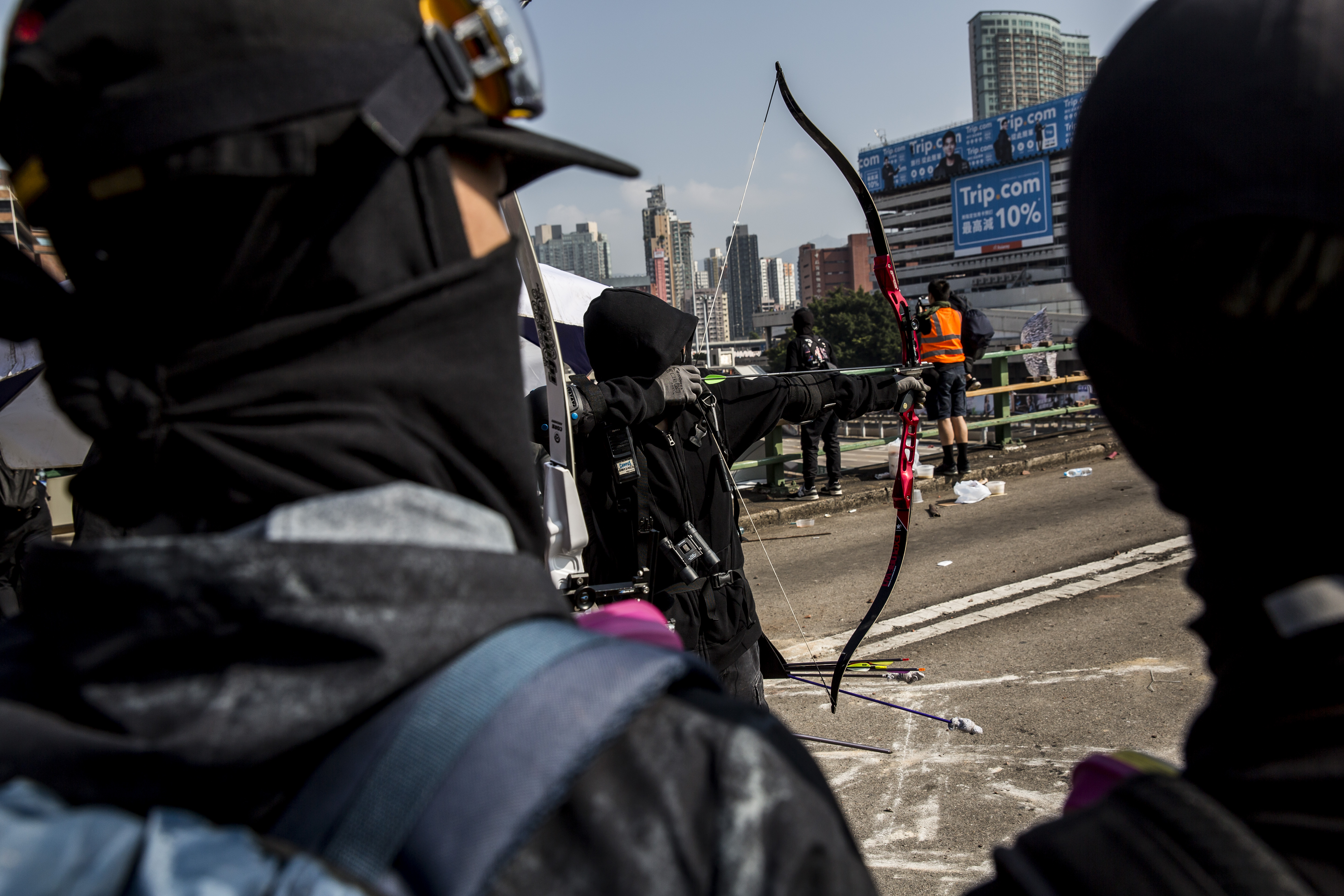 Nyíllal, téglákkal, molotov-koktéllal harcolnak a tüntetők a rendőrök ellen.