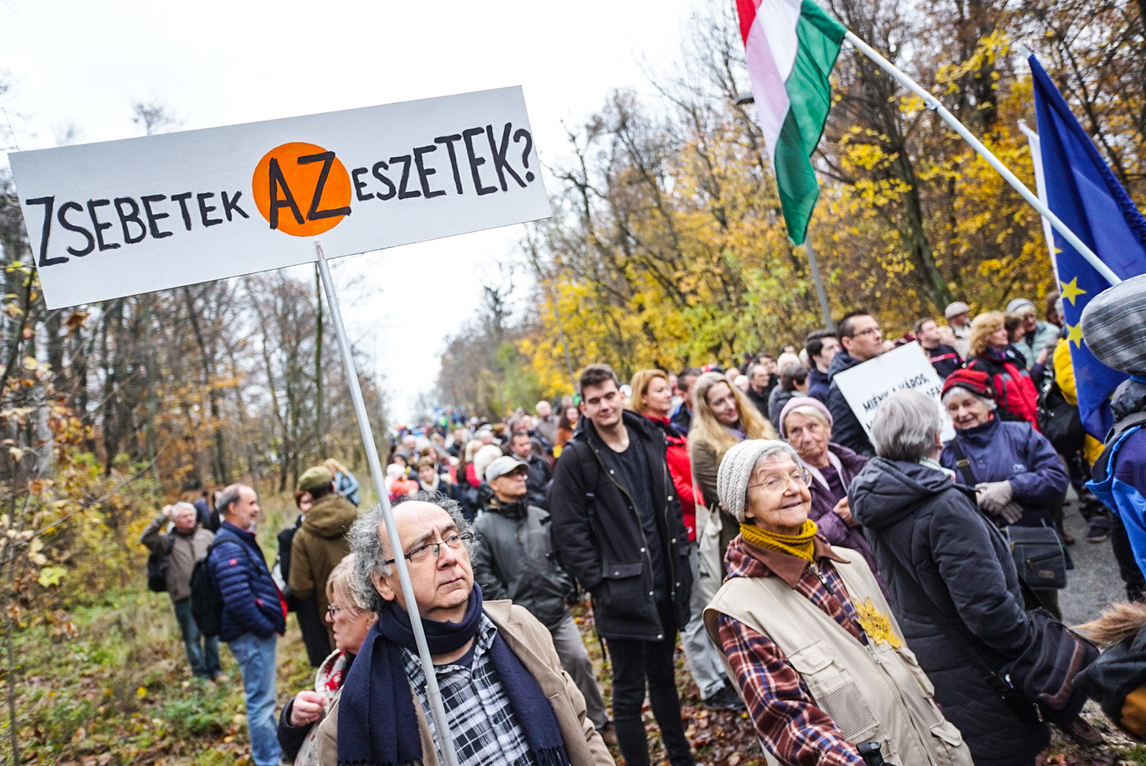 Tüntetők a parkoló ellen.