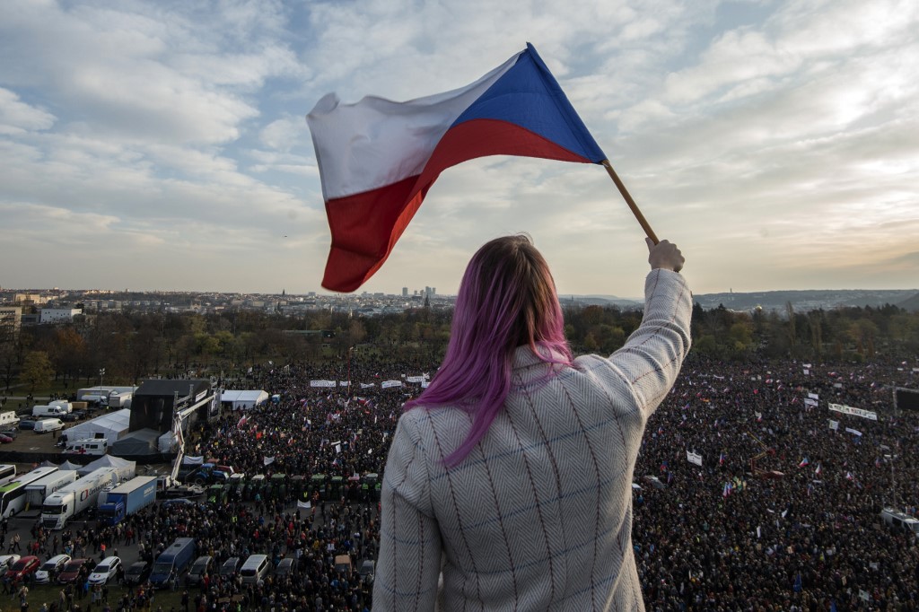 Negyedmillióan tüntettek Prágában a miniszterelnök ellen