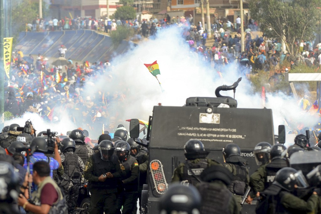 Lelőttek legalább öt tüntetőt Bolíviában