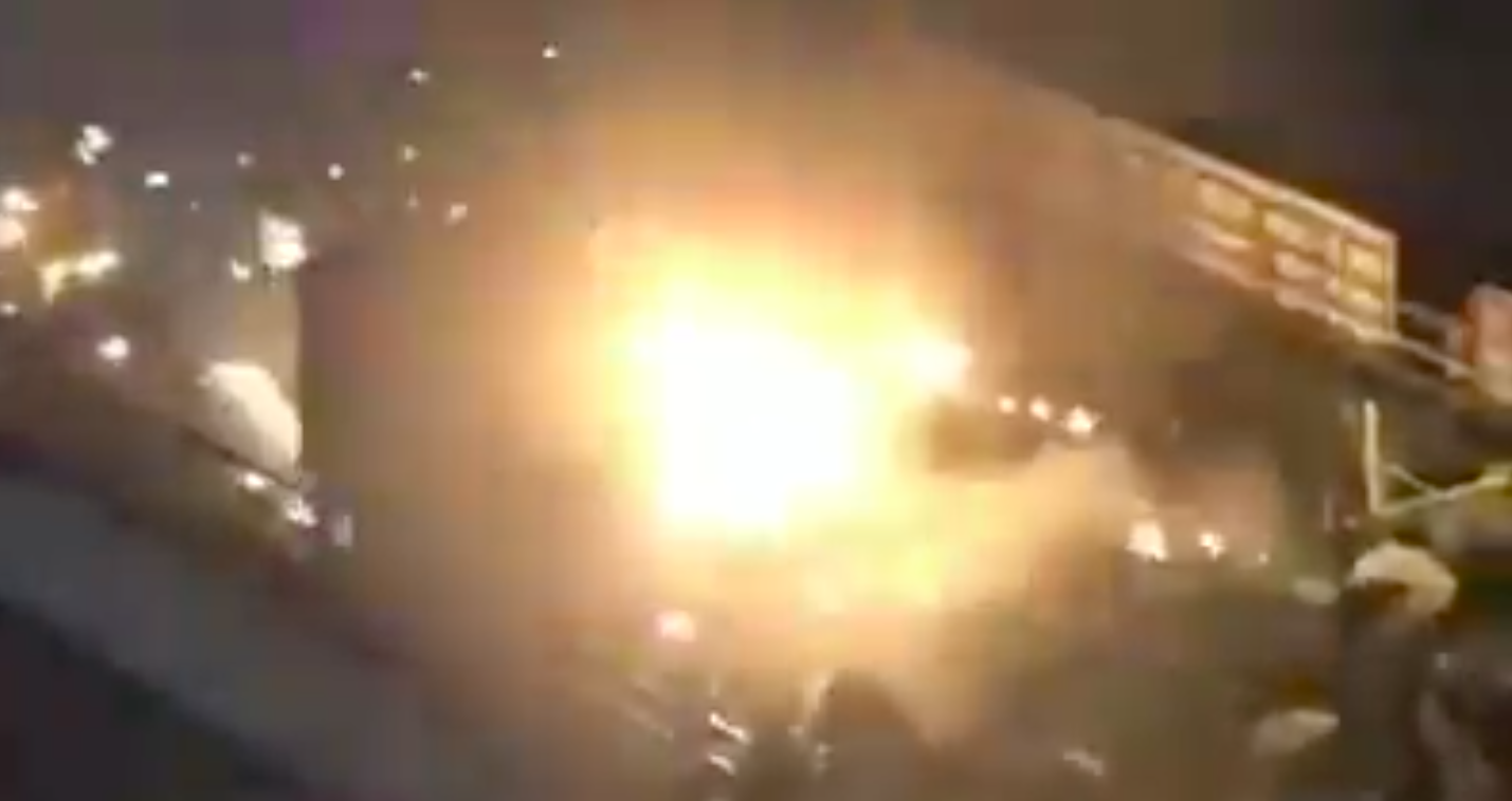 Így gyújtották fel a tüntetők Molotov-sortűzzel a rendőrségi páncélost Hongkongban