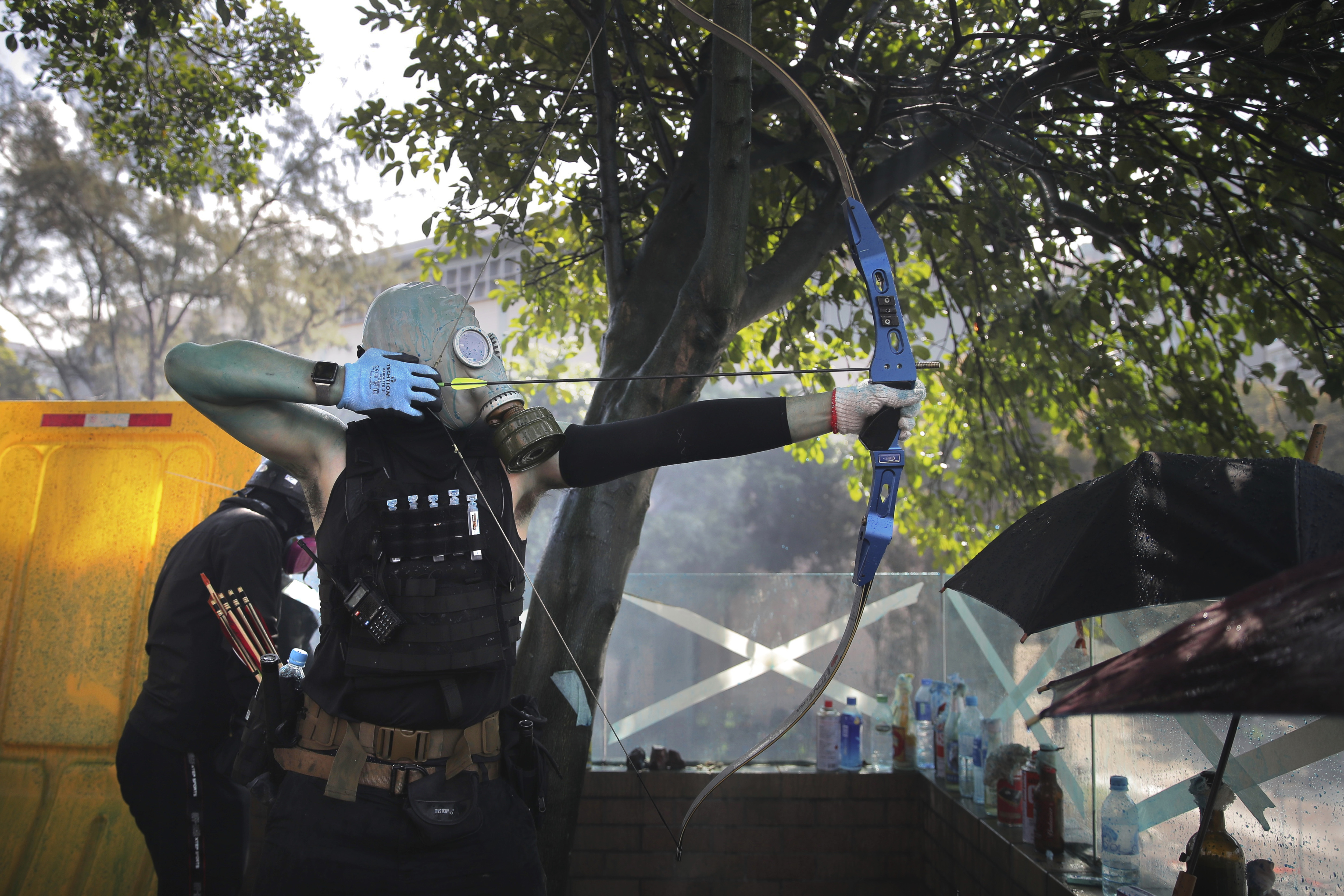 November közepére már a tüntetők között is akadtak, akik komolyabban felfegyverkeztek