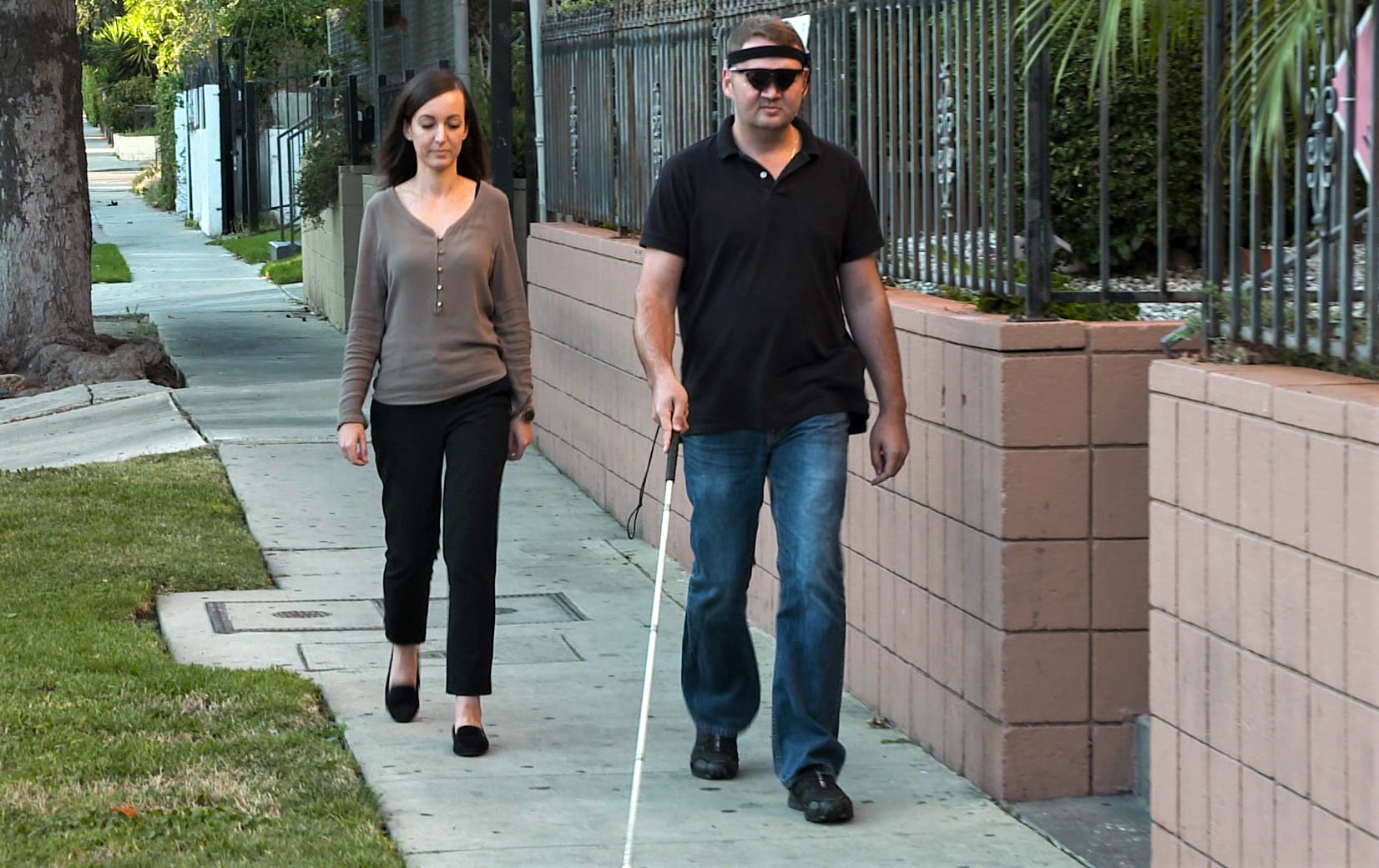 Jason Esterhuizen a Los Angeles-i otthona körül sétál a feleségével