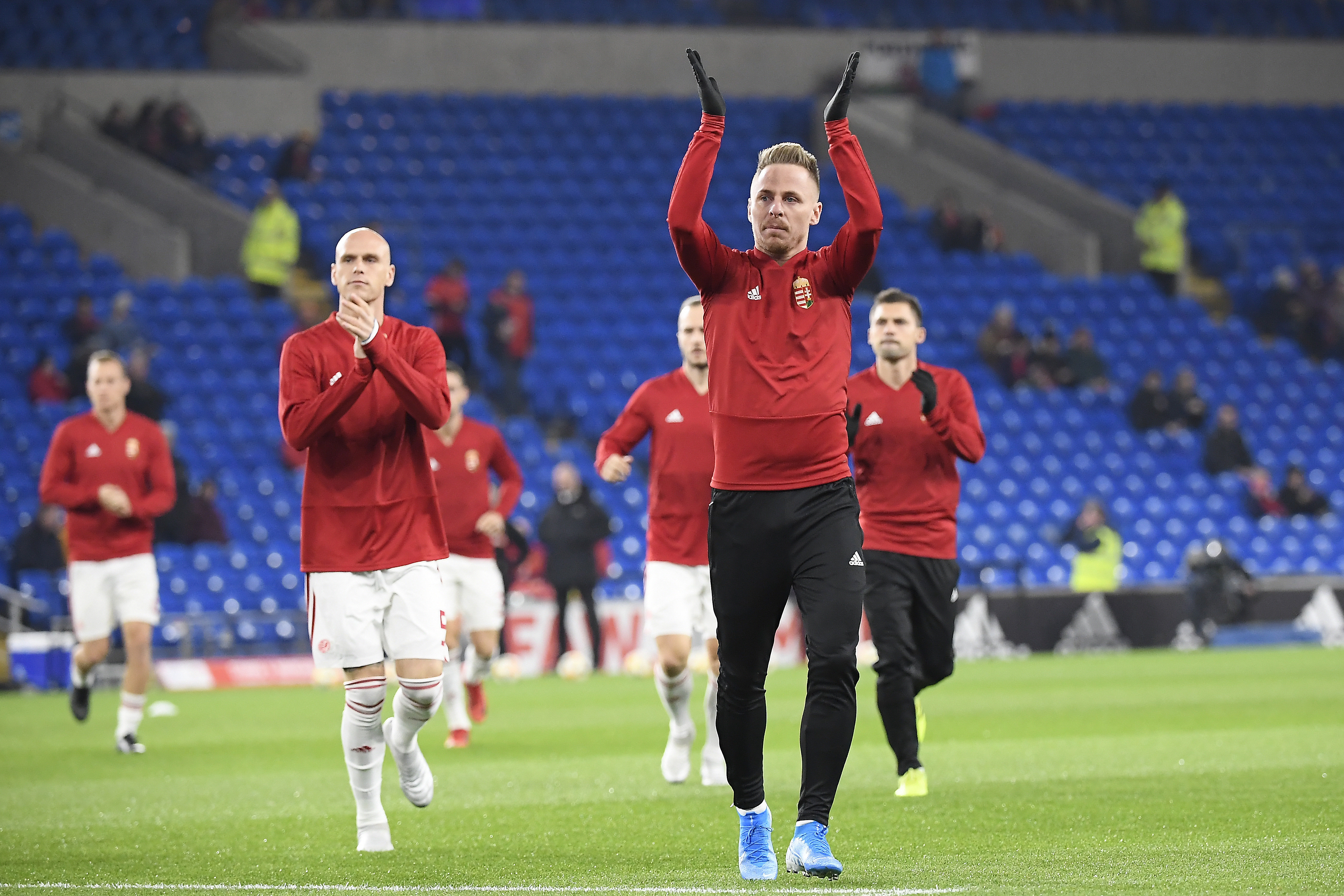 Dzsudzsák Balázs melegíteni érkezik  a Wales-Magyarország labdarúgó Európa-bajnoki selejtezõmérkõzés elõtt a cardiffi városi stadionban 2019. november 19-én