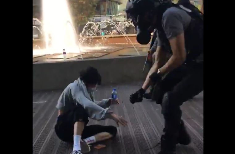 Most épp iskolába tartó kamaszokat hurcolnak el a rendőrök Hongkongban