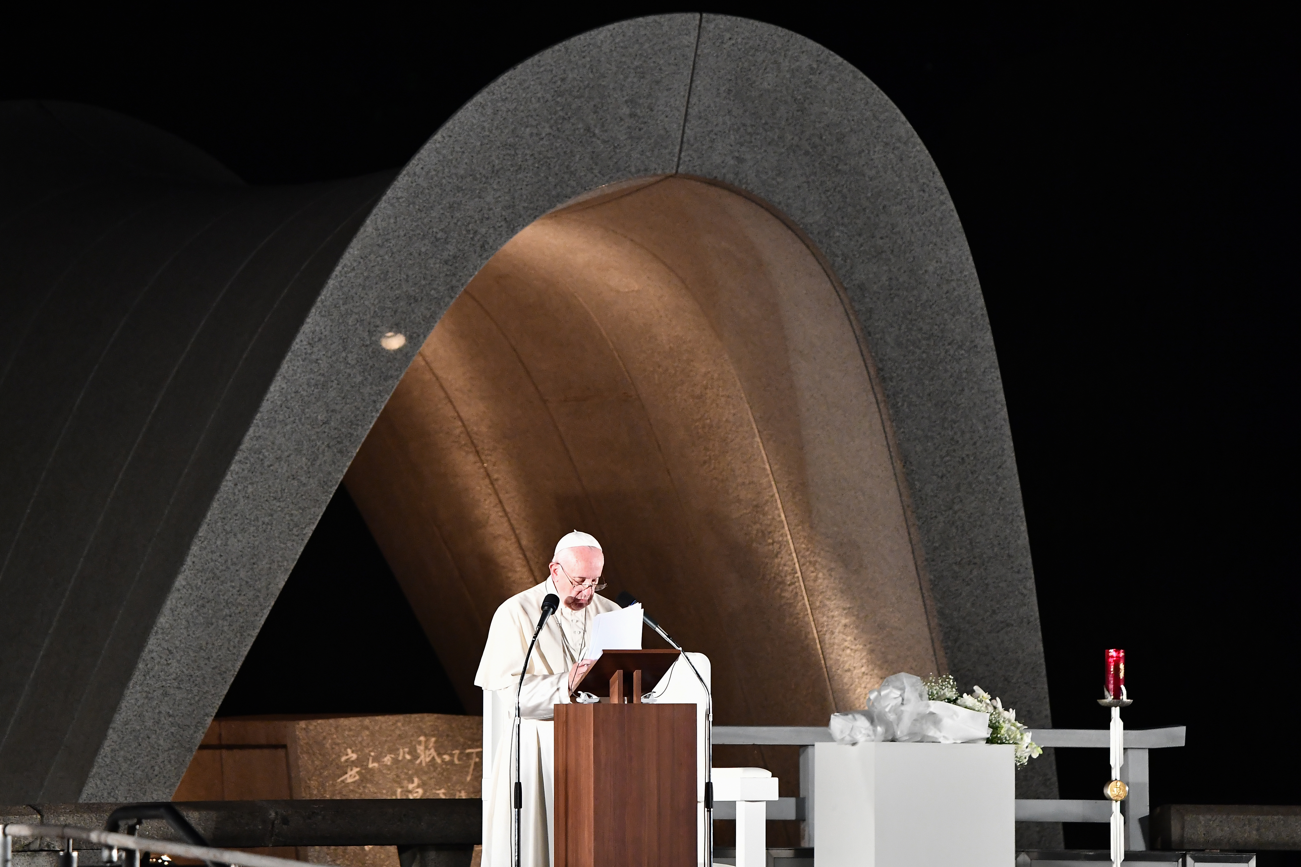Ferenc pápa az összes atomfegyver leszerelésére szólított fel Nagaszakiban