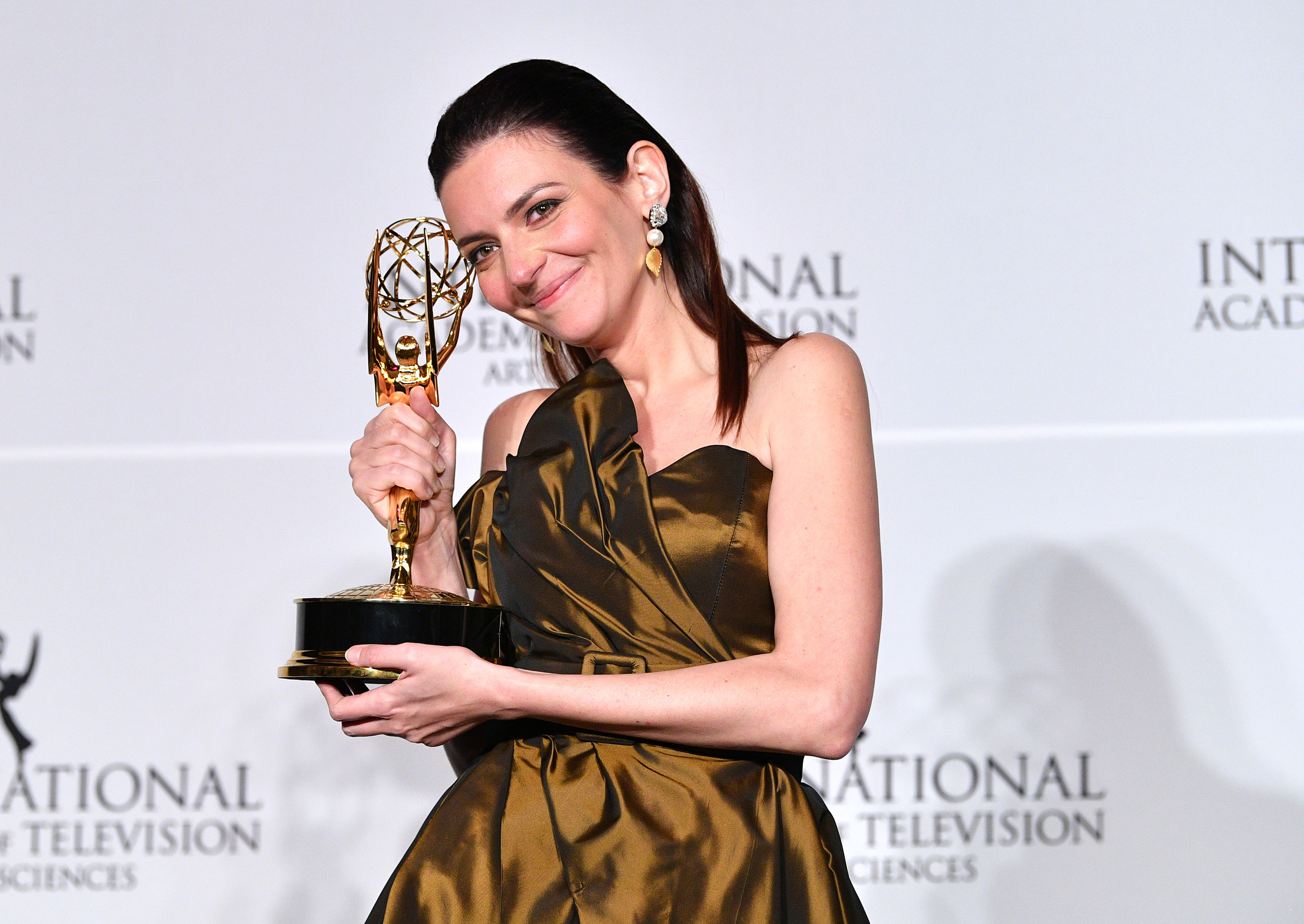 Gera Marina a díjával a Nemzetköz Emmy Díj New York-i gáláján.