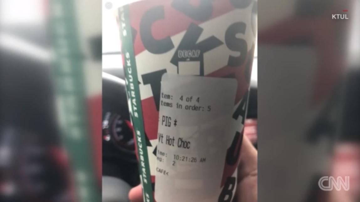 Egy oklahomai Starbucks dolgozója azt írta egy rendőr kávéjára, hogy DISZNÓ