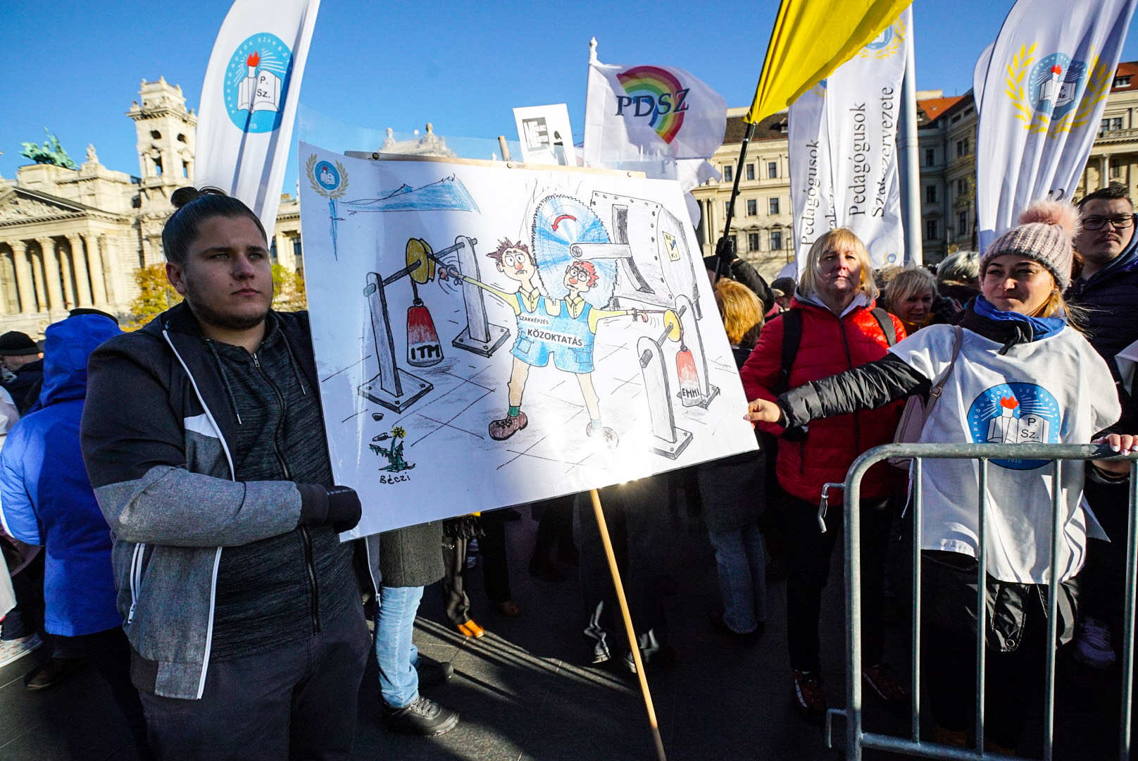 Több ezer pedagógus követeli, hogy a kormány fejezze be a közoktatás lezüllesztését, márciusban munkabeszüntetés jöhet