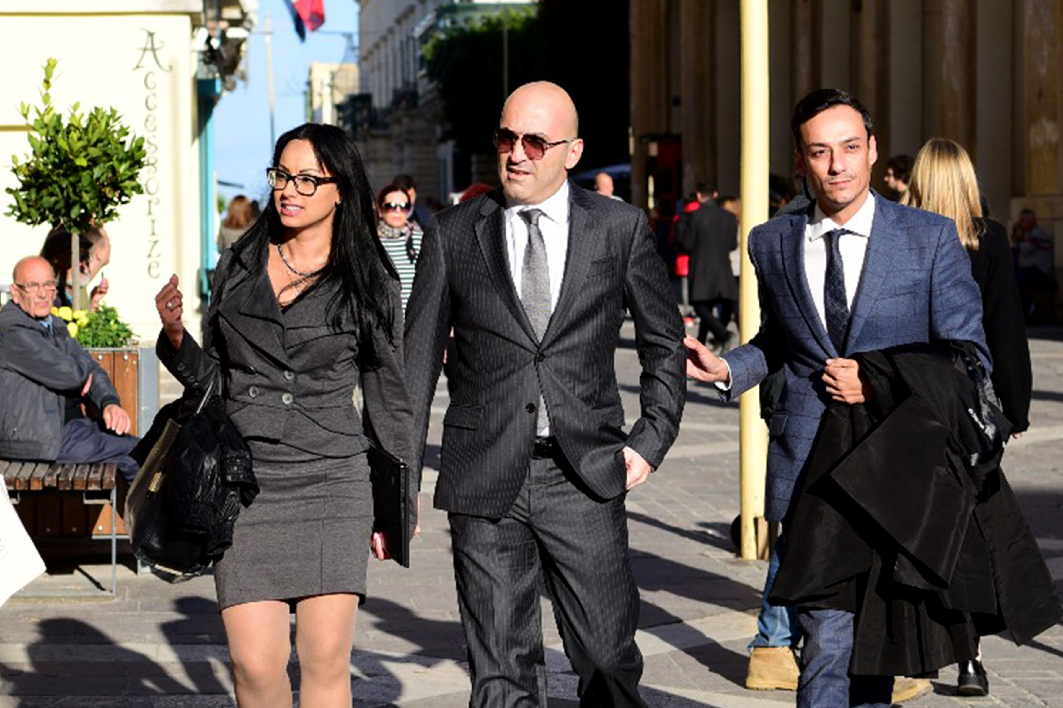 Yorgen Fenech (középen). A máltai mágnást azzal gyanúsítják, hogy bűnrészes volt a máltai oknyomozó, Daphne Caruana Galizia meggyilkolásában.