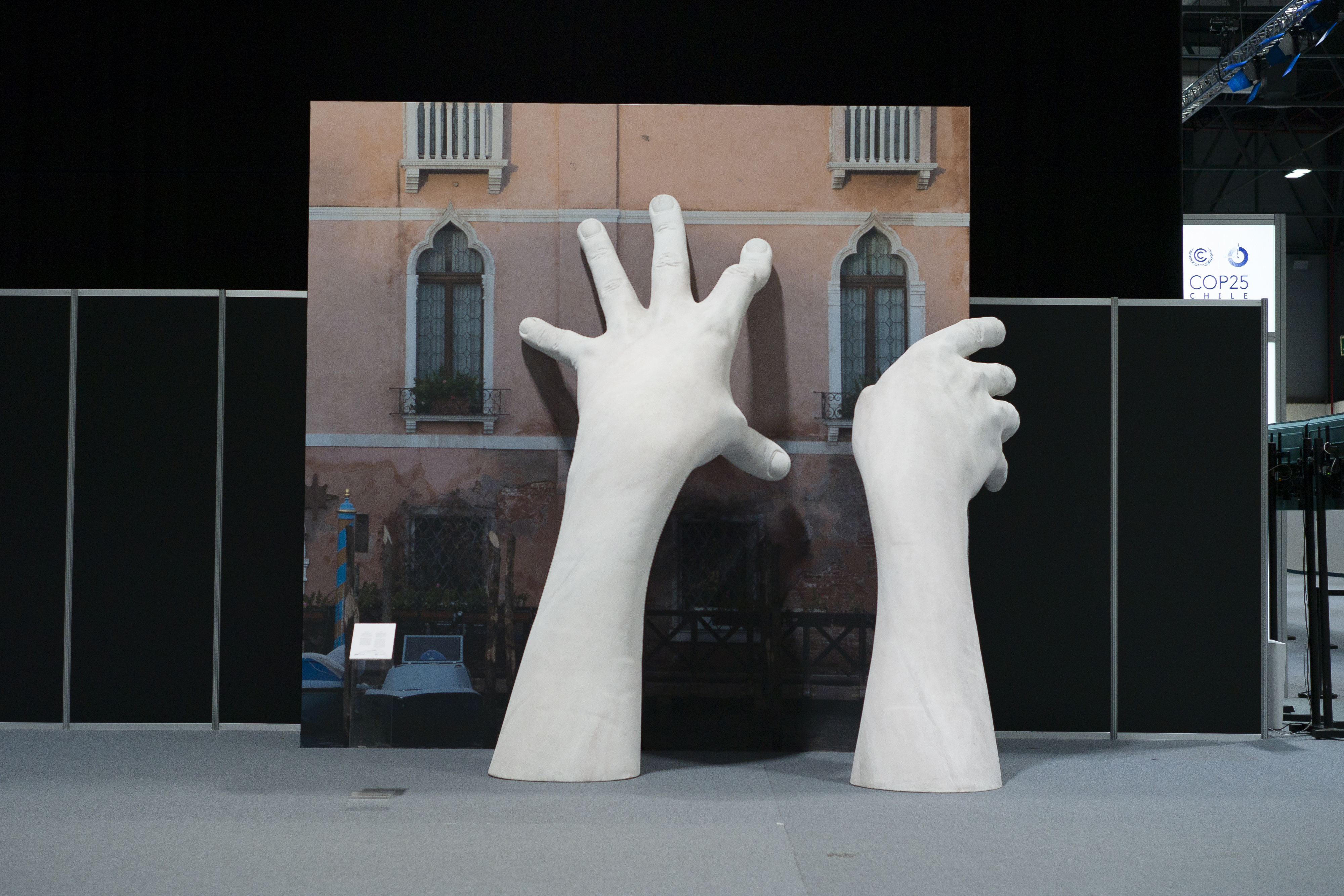 Az elárasztott Velencére utaló installáció a COP25 klímacsúcs hétfői megnyitója előtt