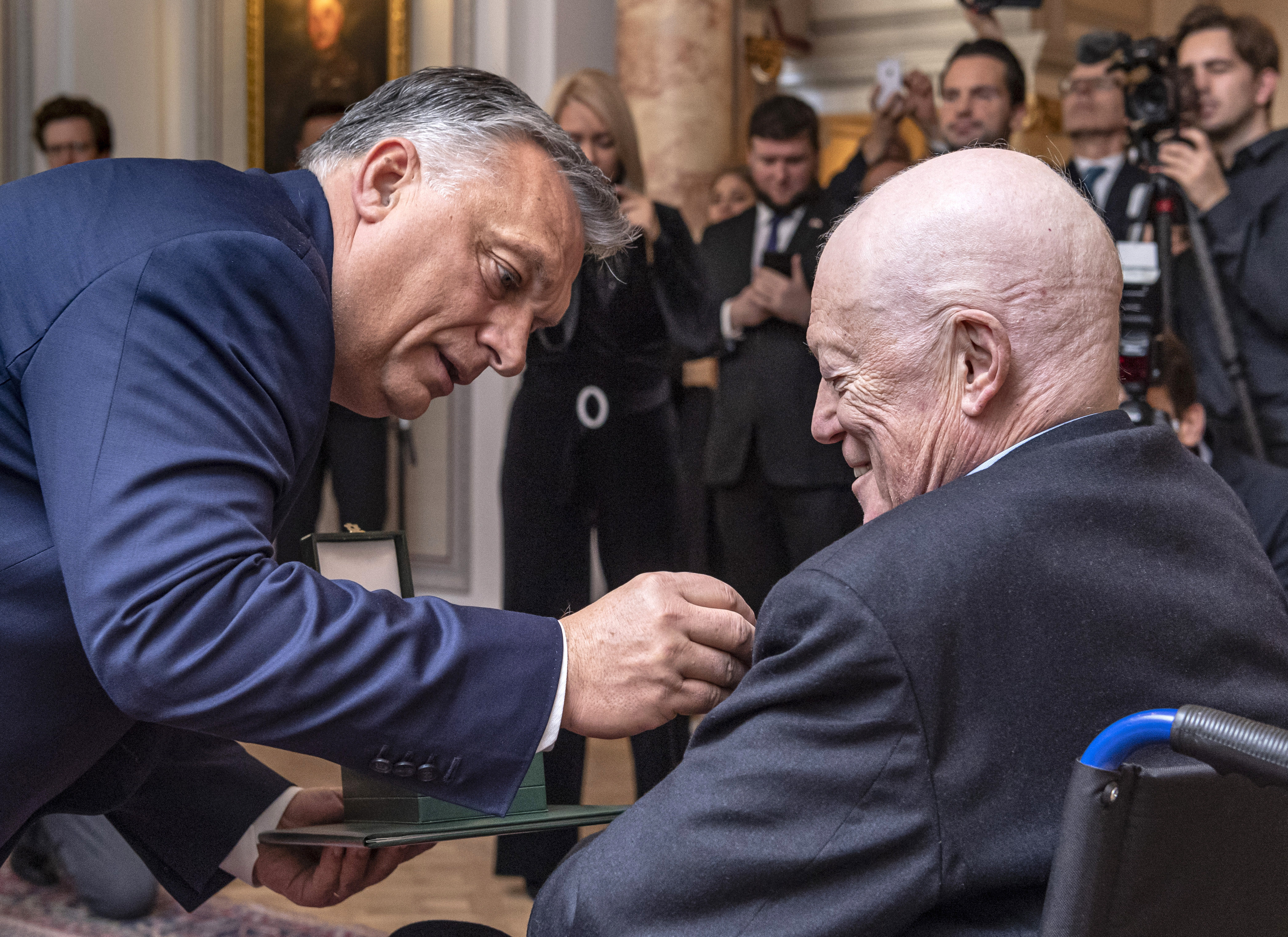 Orbán állami kitüntetést adott át barátjának, Roger Scruton filozófusnak Londonban