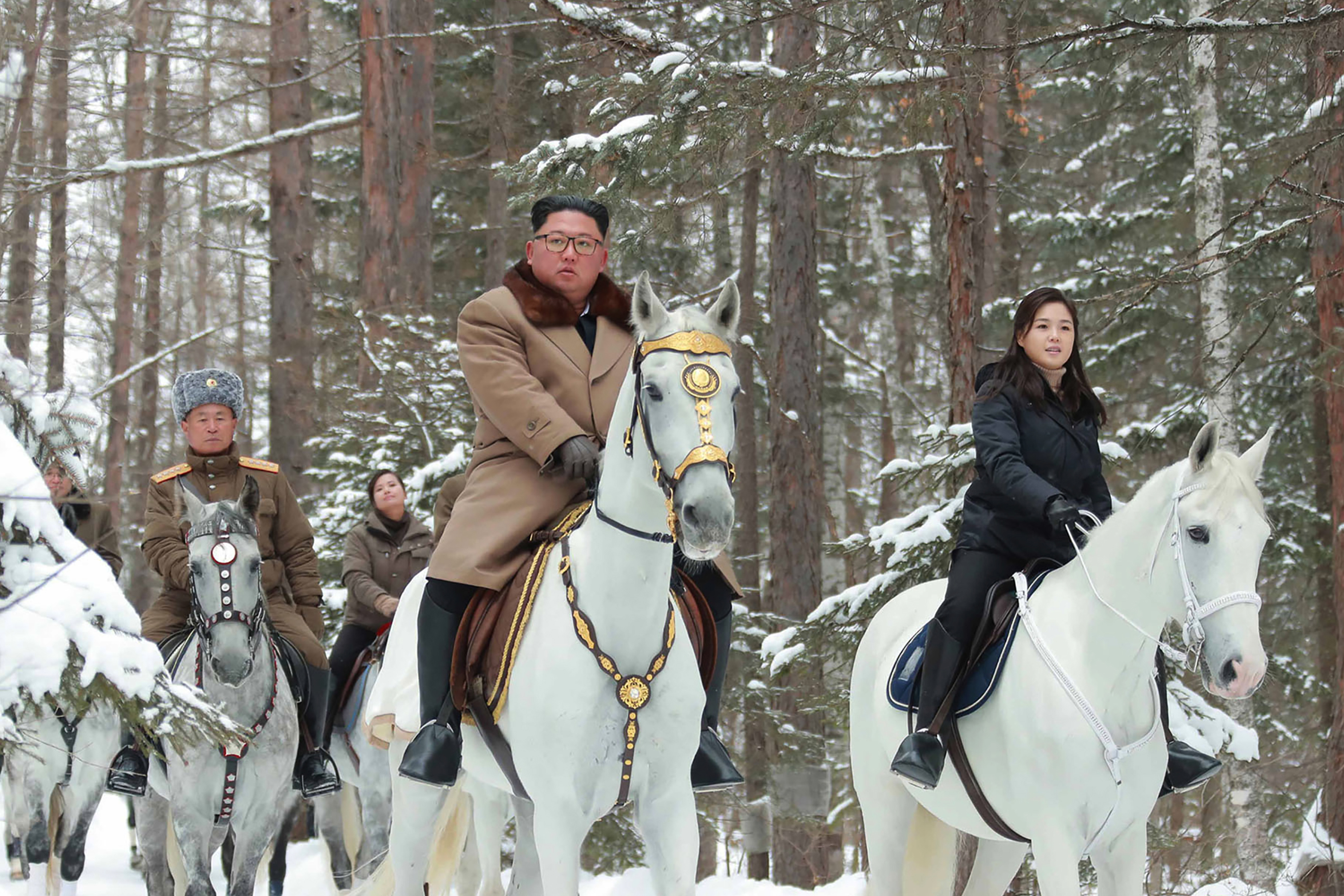 Kim Dzsongun fehér lova hátán felment a szent hegyre, azaz hamarosan fontos bejelentés jöhet Észak-Koreában