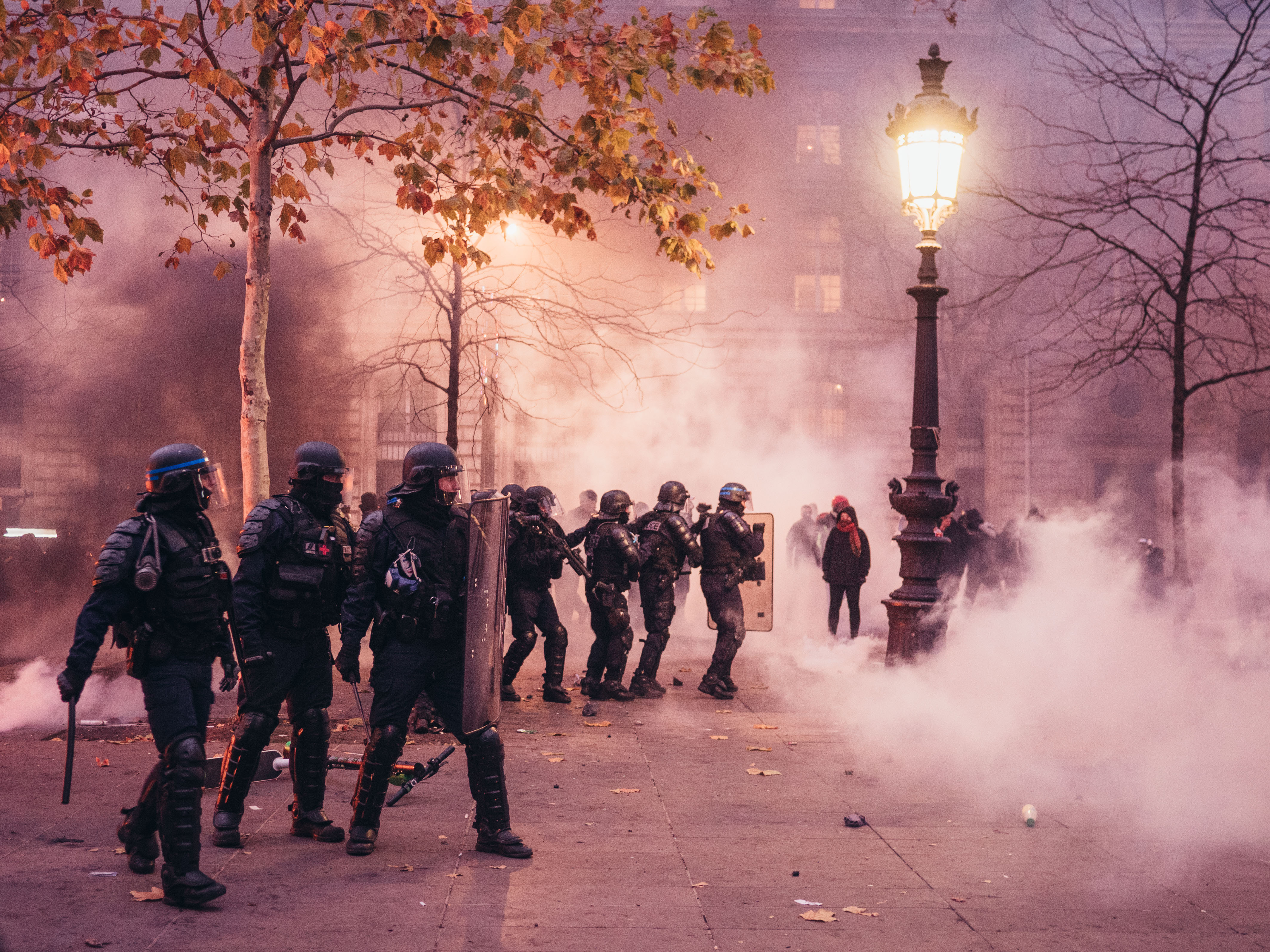 Zsinórban a második napon is megbénítanák Franciaországot a sztrájkolók