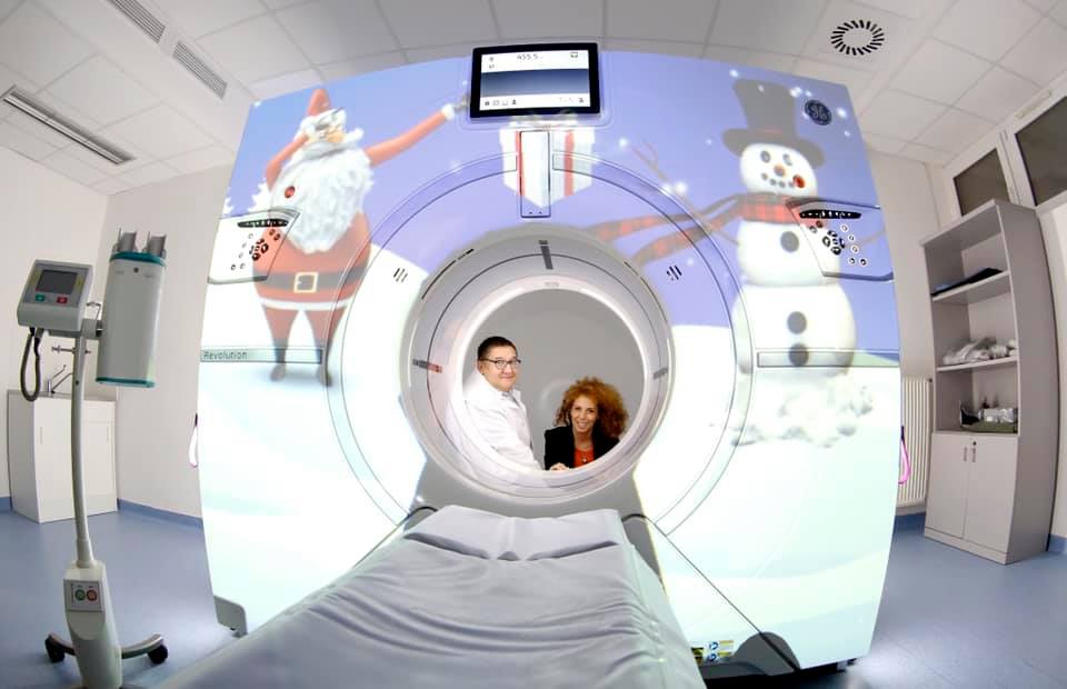 Mikulás teszi barátságosabbá a gyerekeknek a CT-készüléket egy budapesti kórházban