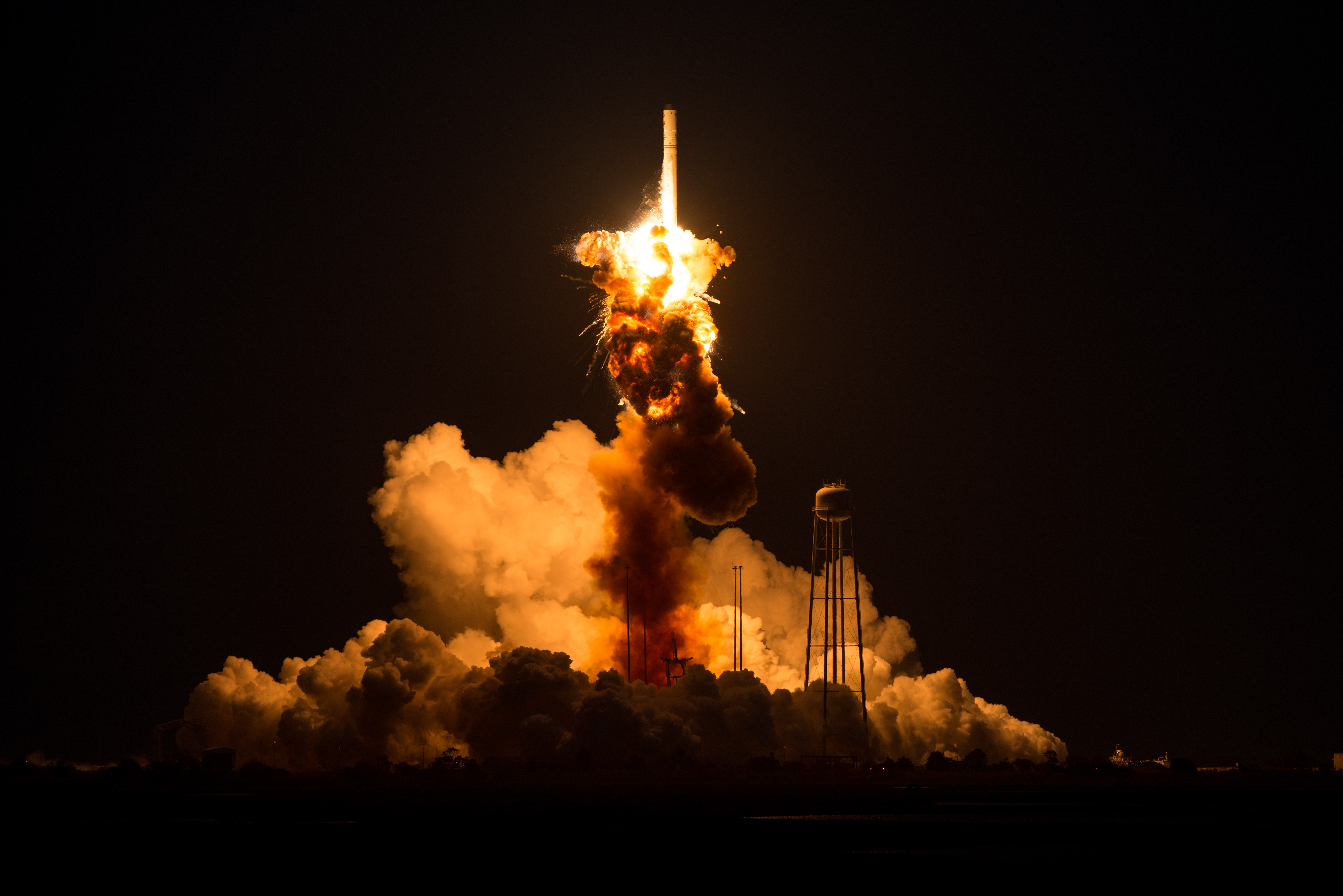 Nope nope nope. NOPE. A pillanat, amikor az egyik Antares rakéta felrobbant, megpecsételve a tetején lévő Cygnus teherűrhajó sorsát.