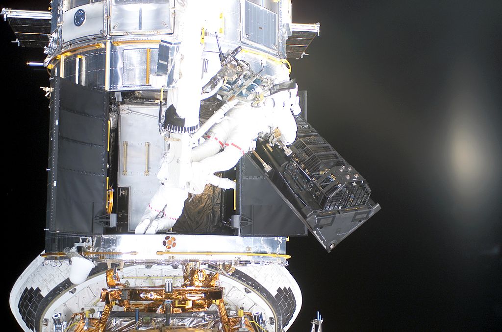 Az STS-109 űrhajósai kicserélik a Faint Object Camera műszert az Advanced Camera for Surveys-re a Hubble-ön. A földön ez a mutatvány mindennapos.