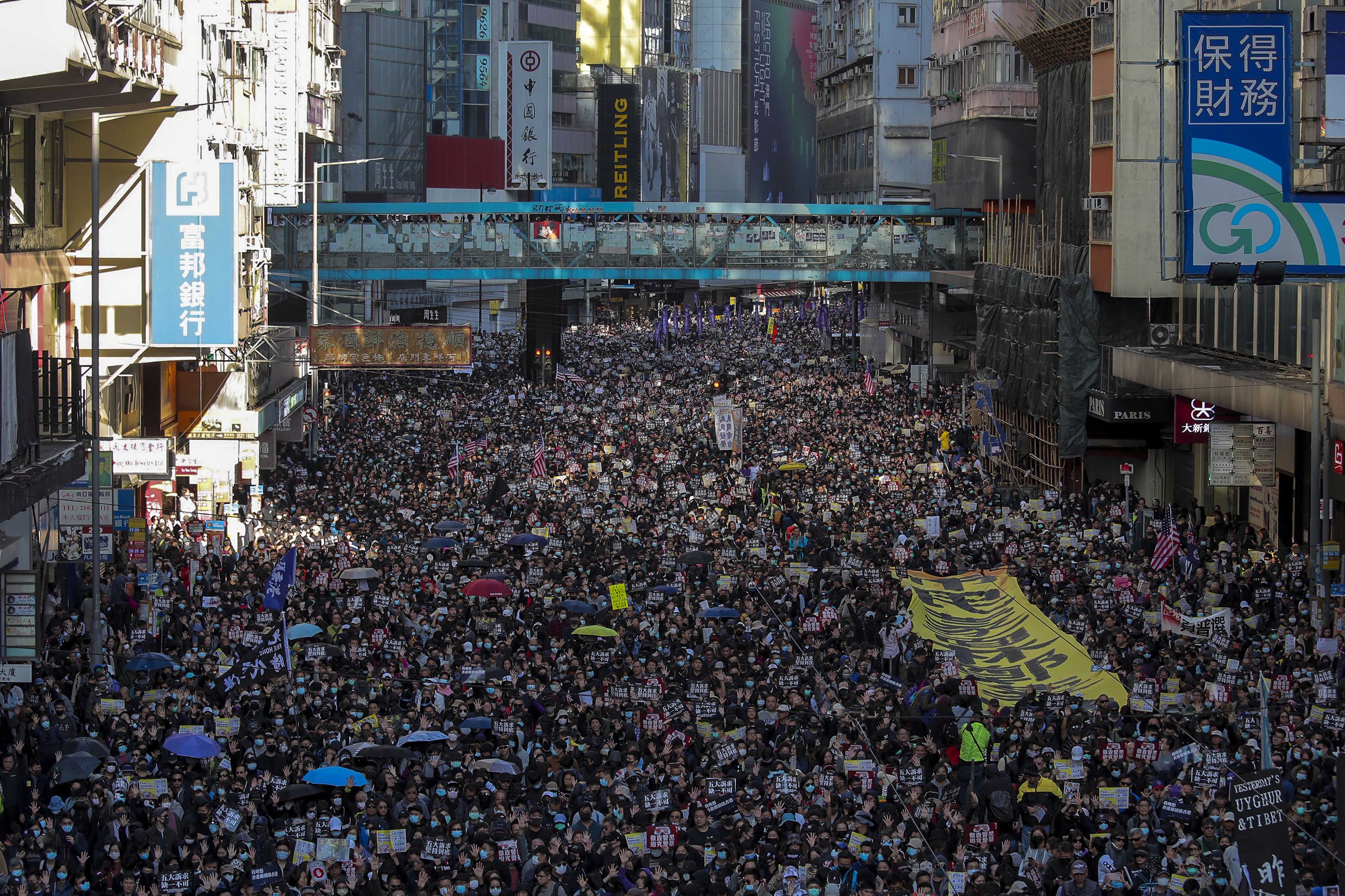 Ismét tízezrek tüntetnek Hongkong utcáin