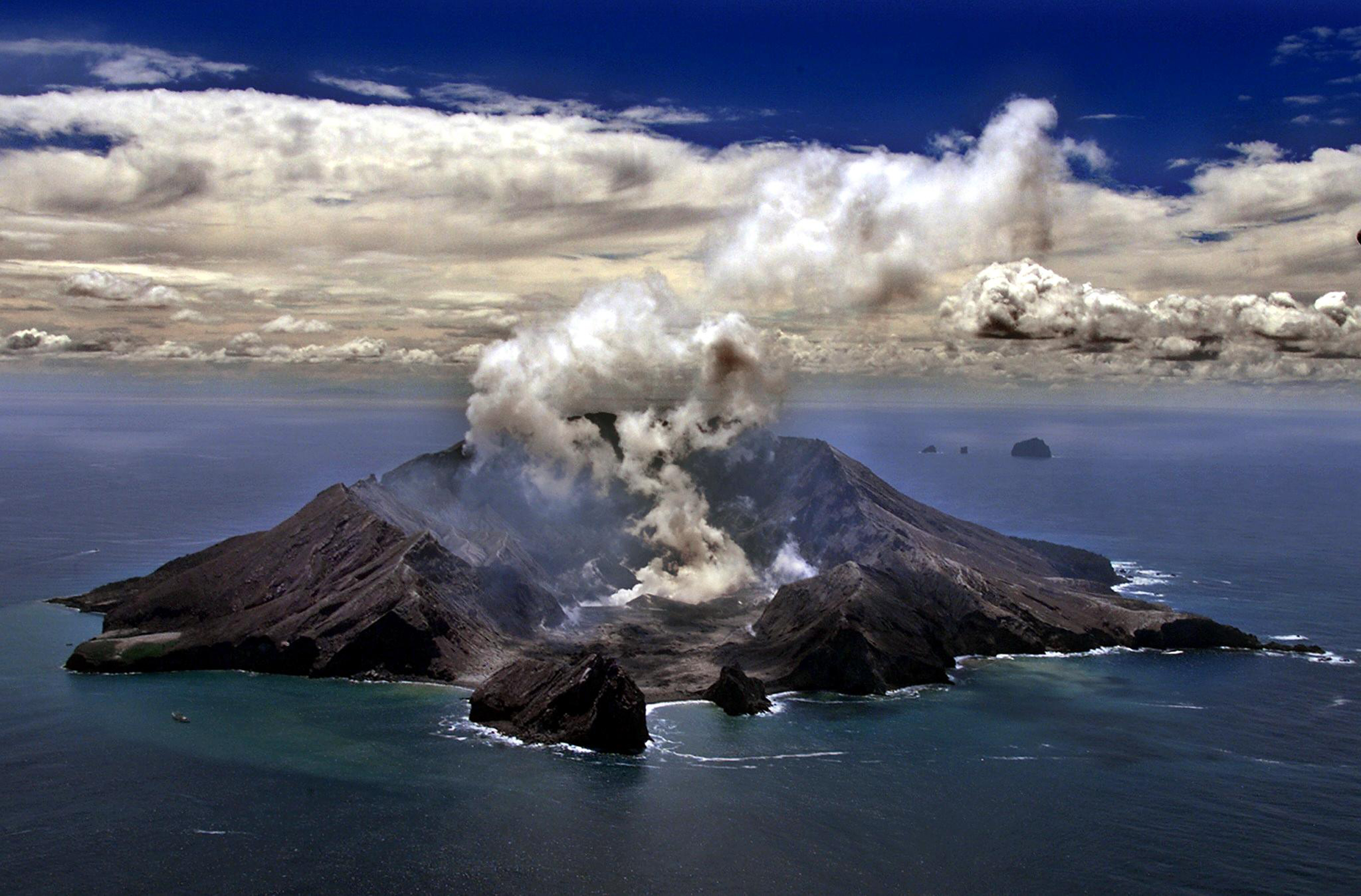 Öten meghaltak, miután Új-Zéland legaktívabb vulkánja „megköszörülte a torkát"