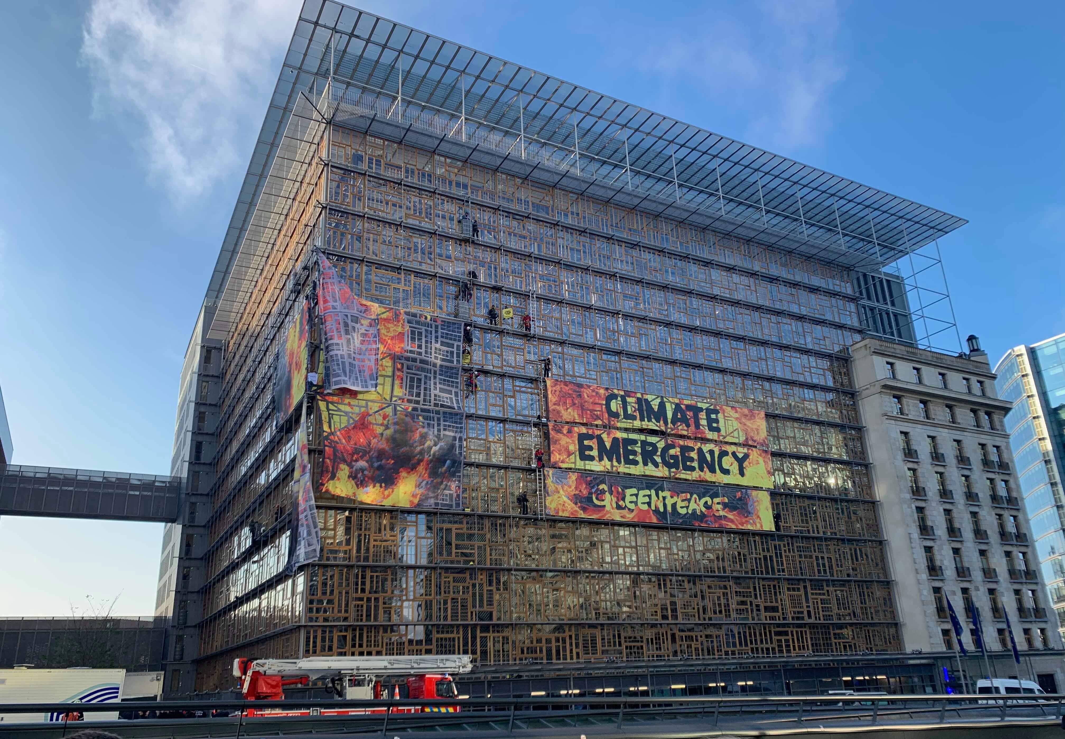 Klímavészhelyzet: Kidekorálta a Greenpeace a csütörtöki EU-csúcs épületét