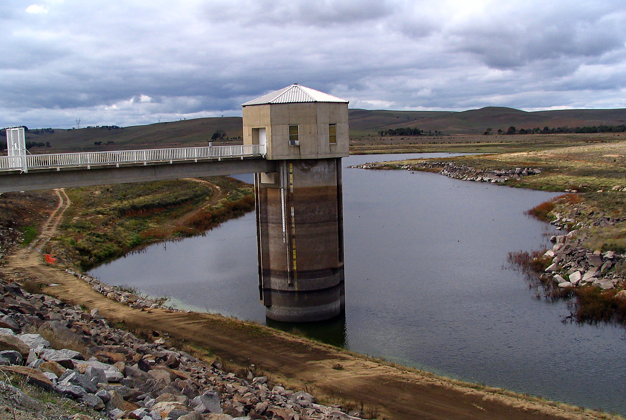 Egy ausztrál gát tornyán láthatók a vízszint különböző állásai, miután az 5-ös, kritikus szintre csökkent a gát vizének mennyisége
