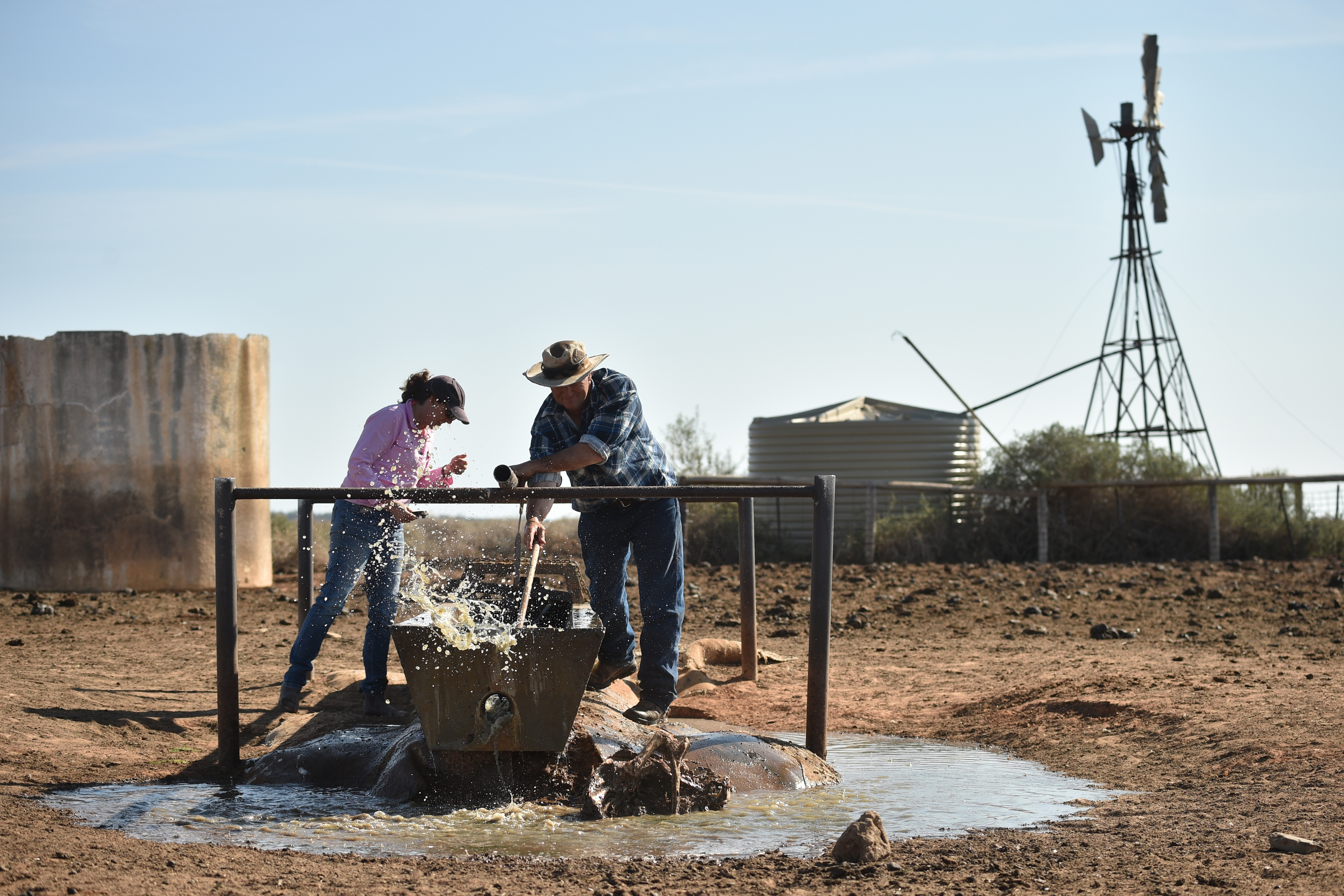 Két ausztrál gazda ellenőrzi a kútvizet egy száraz időszak közepén