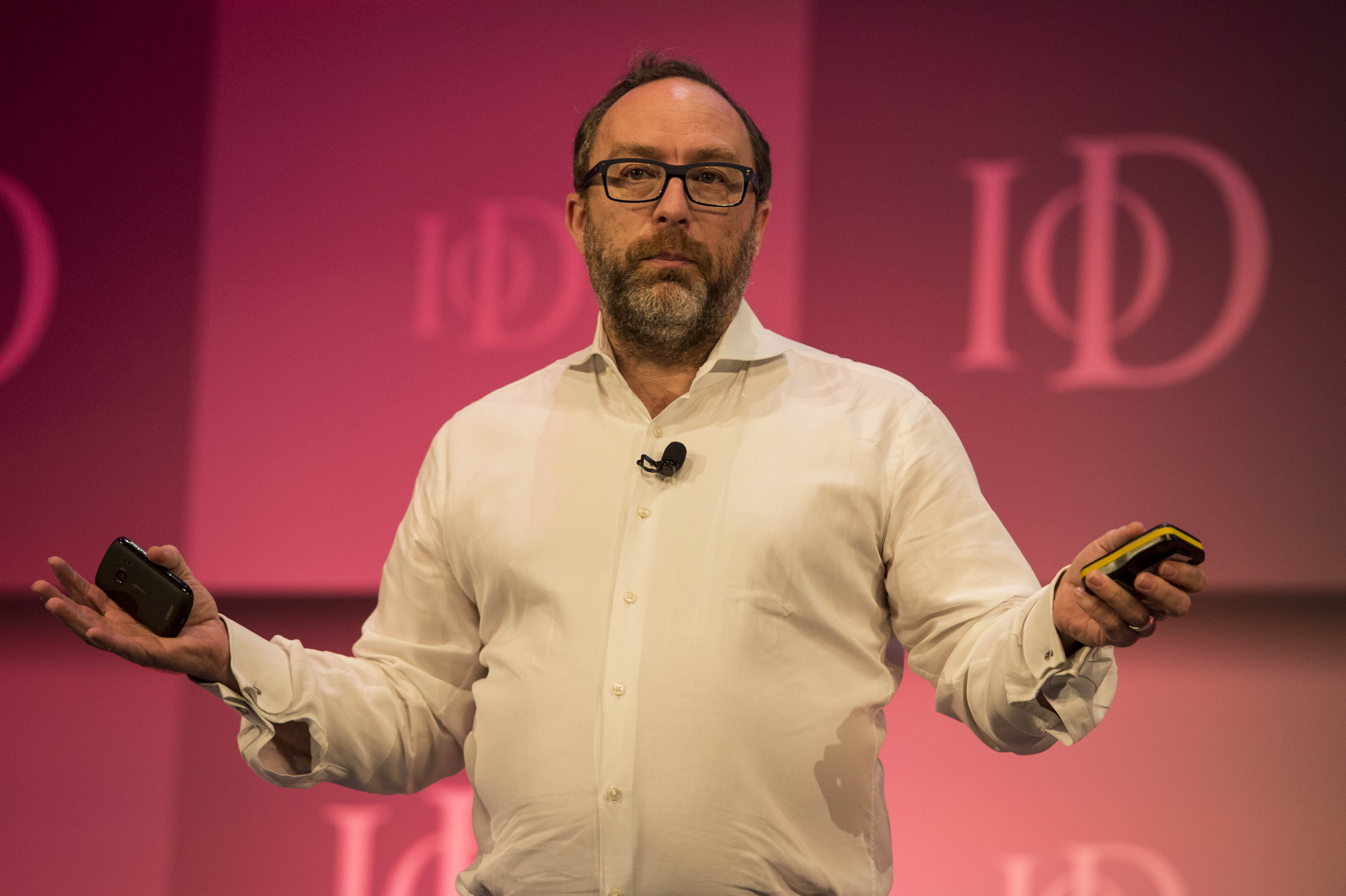 Megkérdeztük Jimmy Walest, a Wikipédia alapítóját, mégis hogyan nyomná le a Facebookot