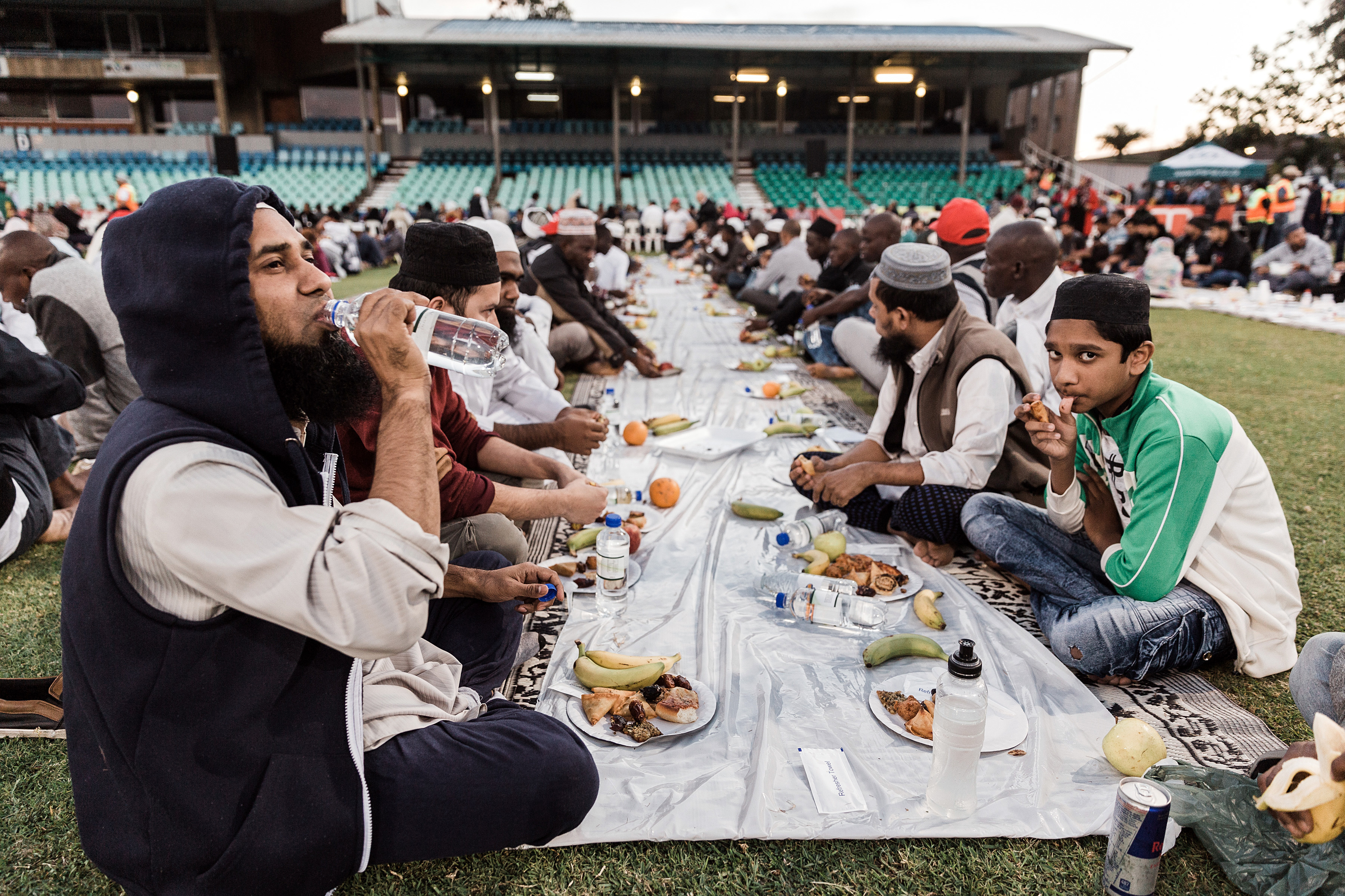 В рамадан едят мясо. Пост Рамазан ифтар. Ифтар Шейх Назим. Трапеза мусульман.