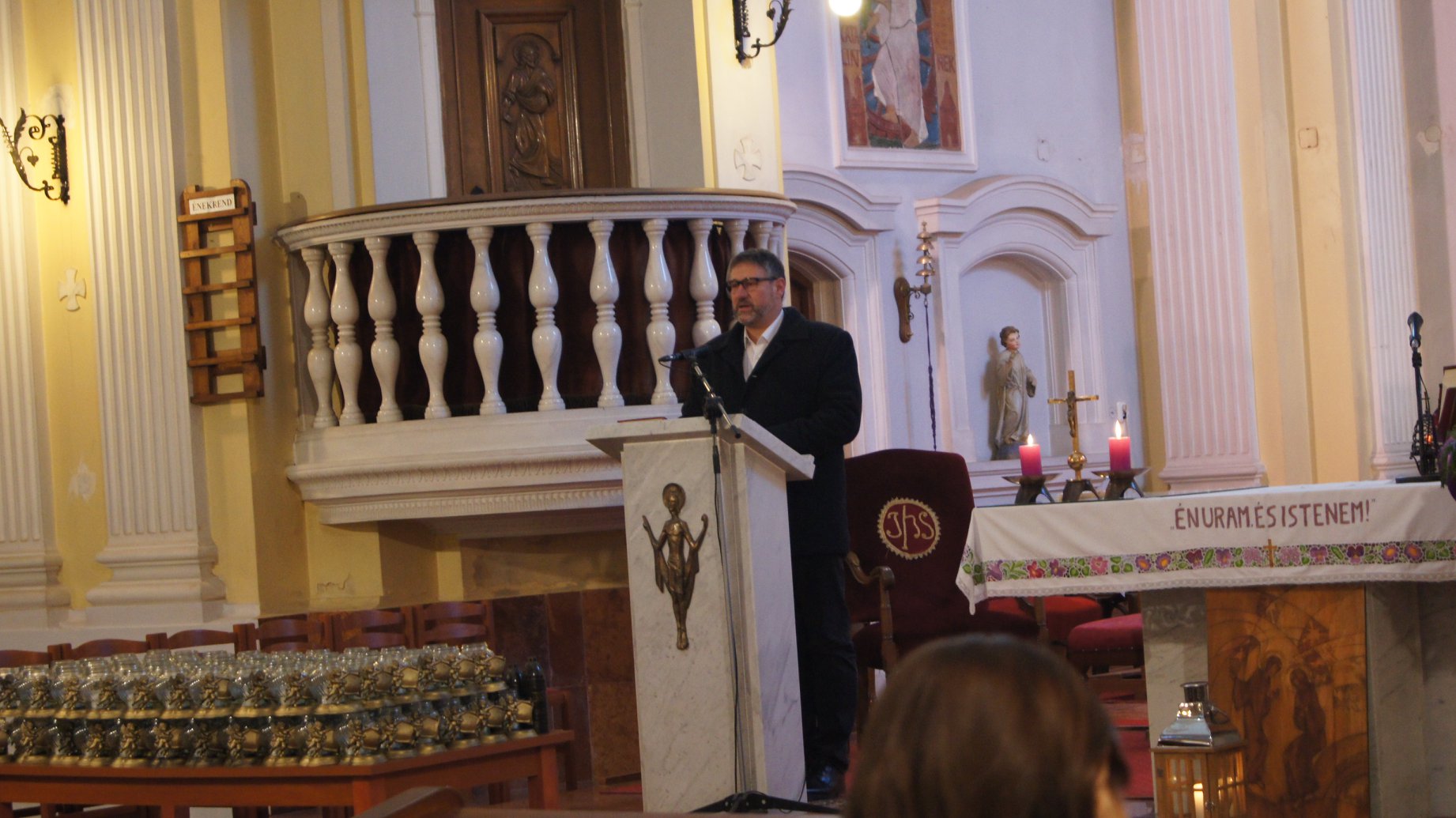 A fideszes Simonka György vitte el a betlehemi lángot a battonyai katolikus templomba, ahol a szószékről is beszélt