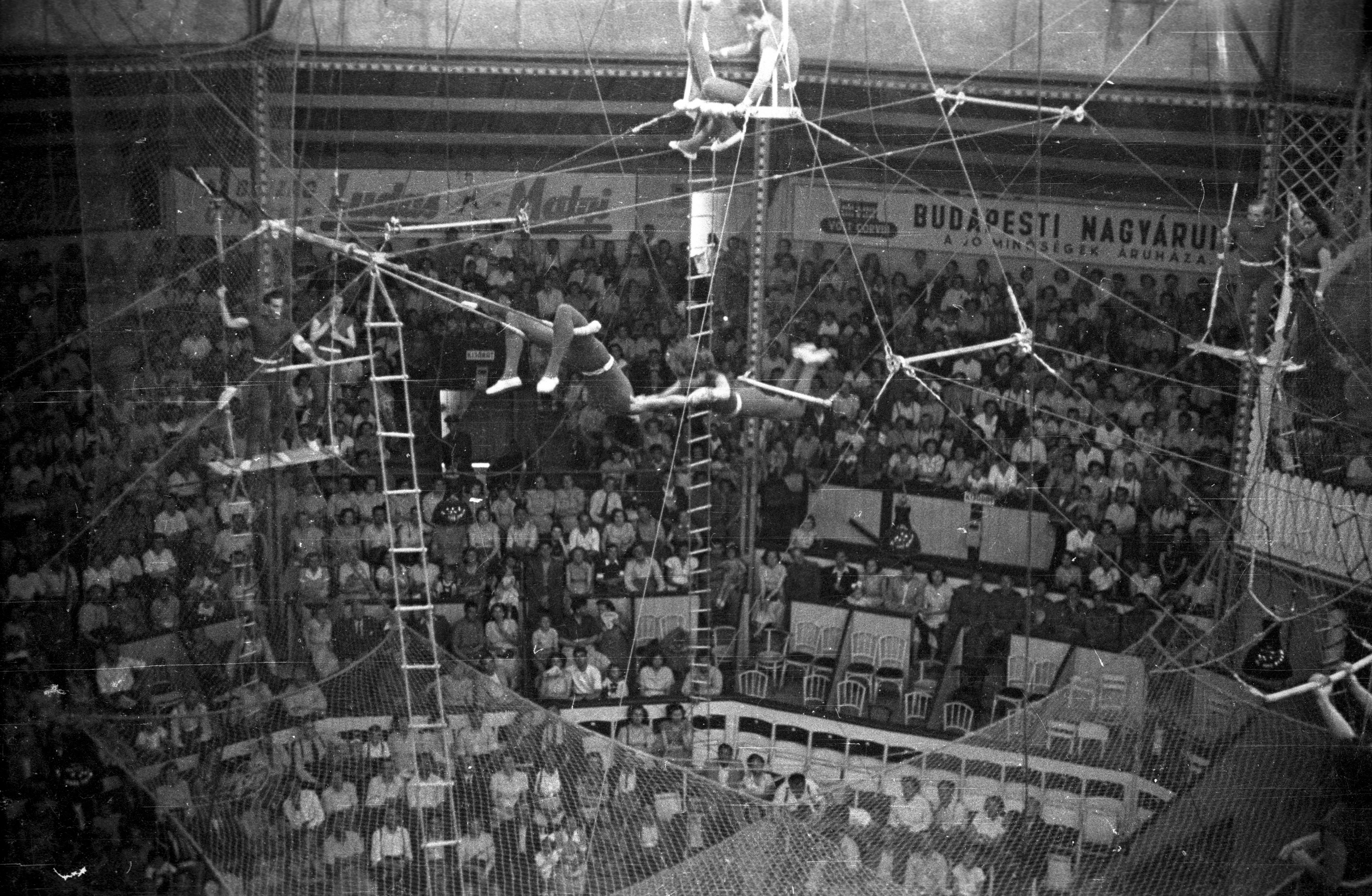 Légtornászok a Fővárosi Nagycirkuszban, 1955-ben