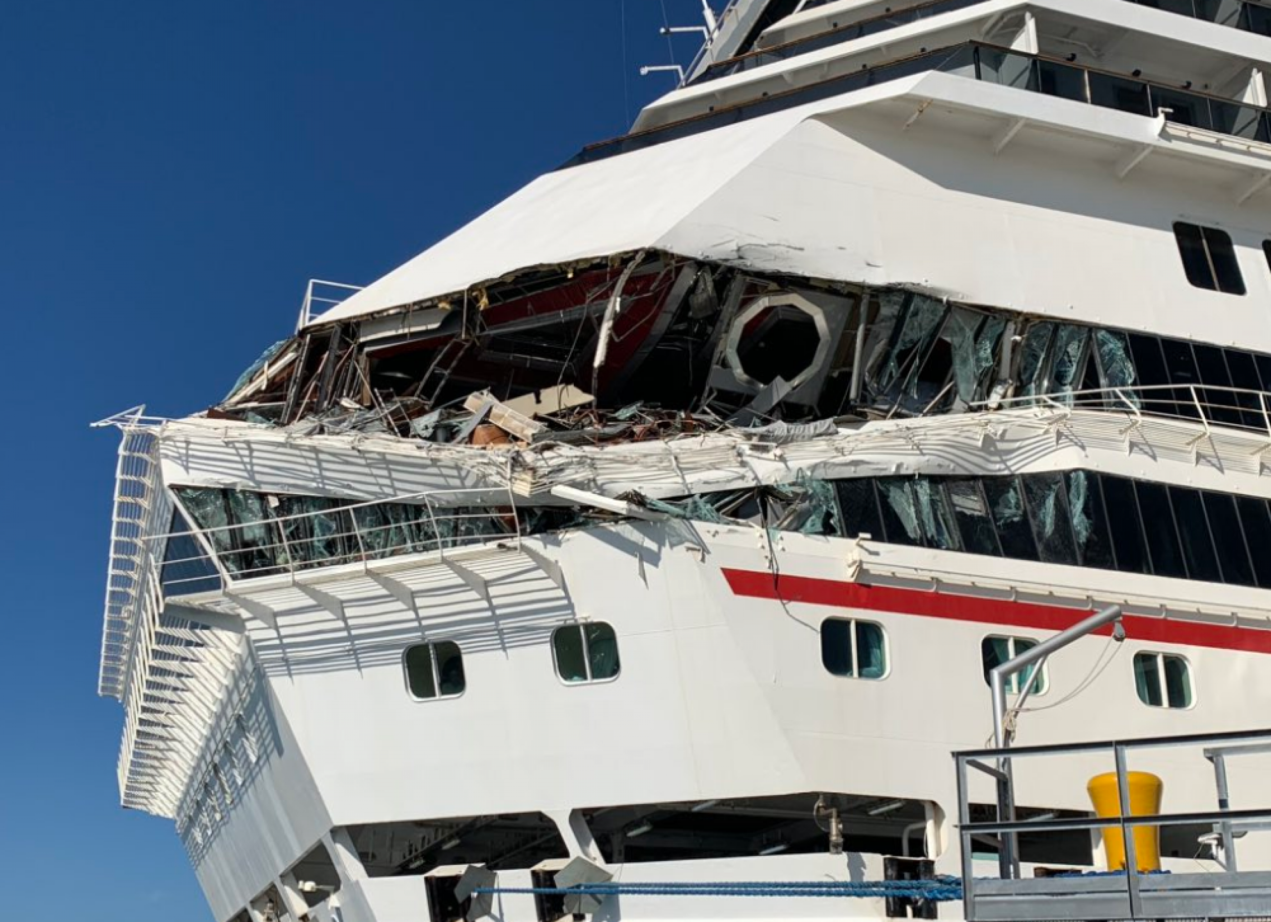 Shipping crashes. Carnival Glory лайнер. Carnival Glory столкновение. Carnival Glory корабль. Столкновение 2 круизных лайнеров.