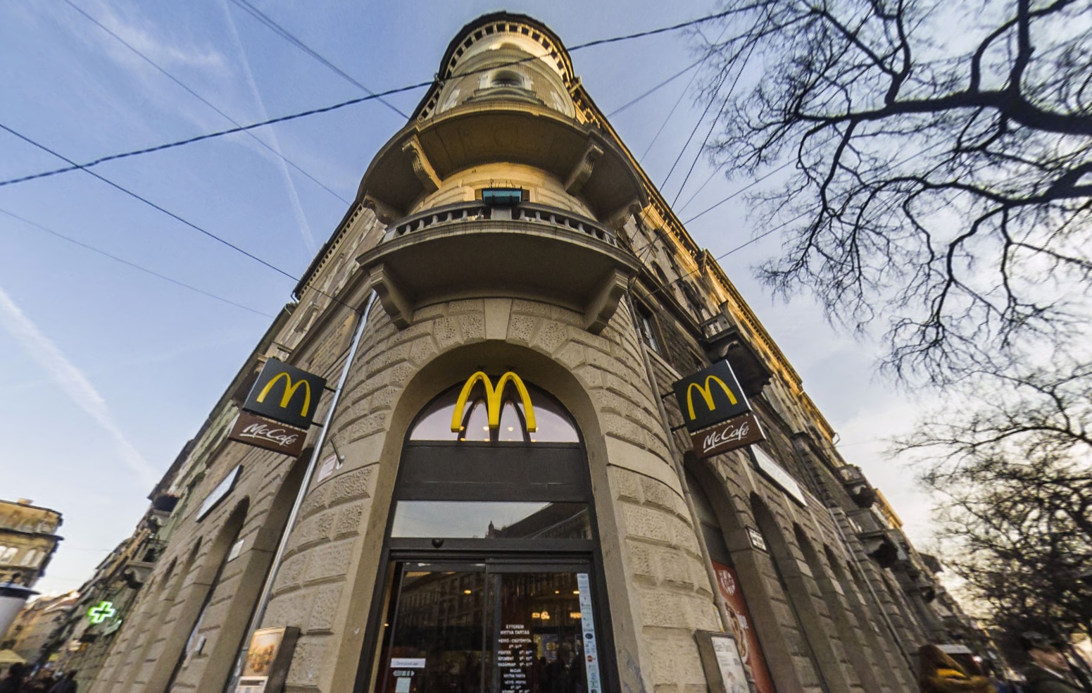 Leszakadt két férfi alatt a Harminckettesek terén lévő McDonald's fölötti erkély