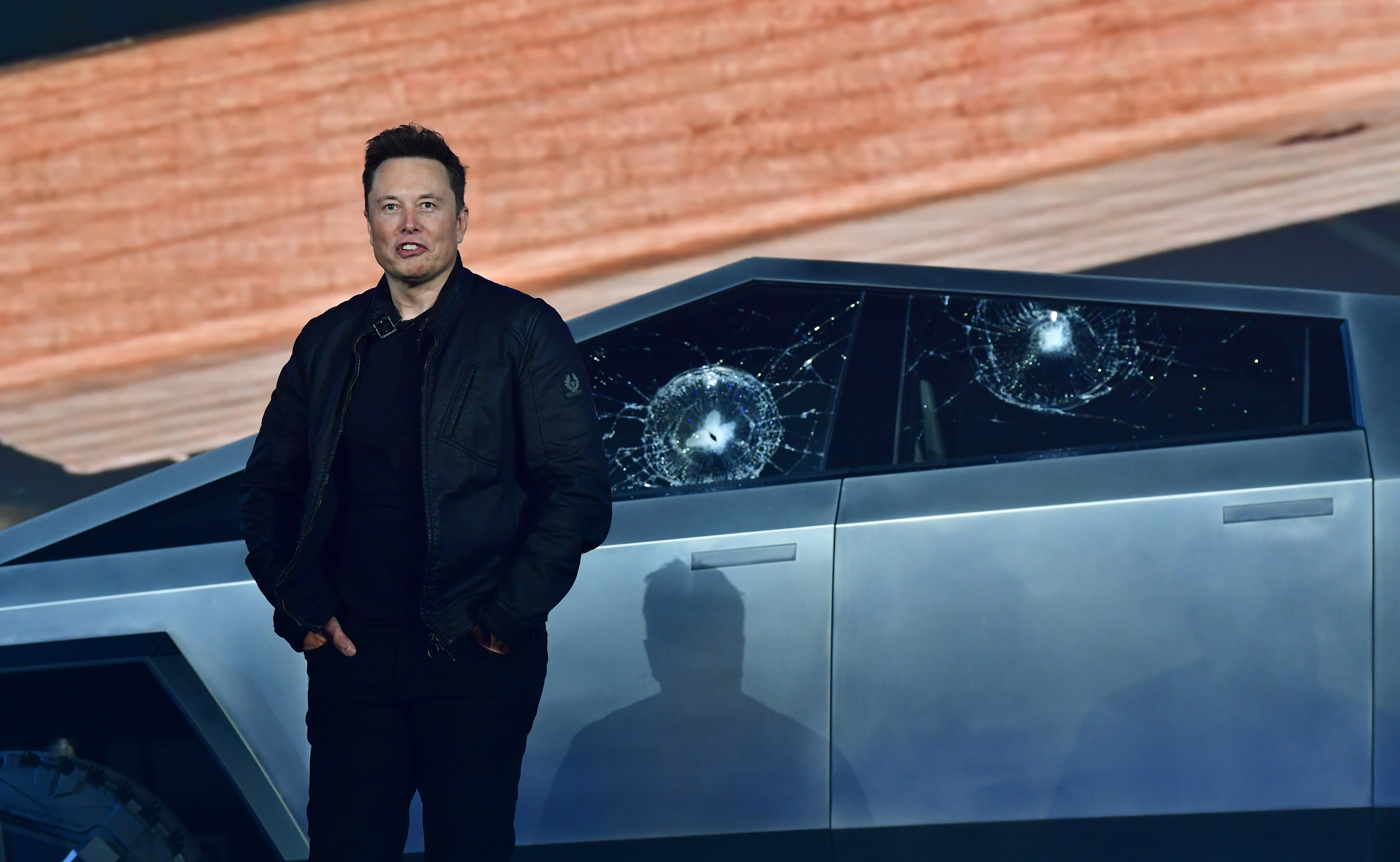 Elon Musk a Tesla Cybertruck betört ablaküvegei előtt, 2019. november 21-én