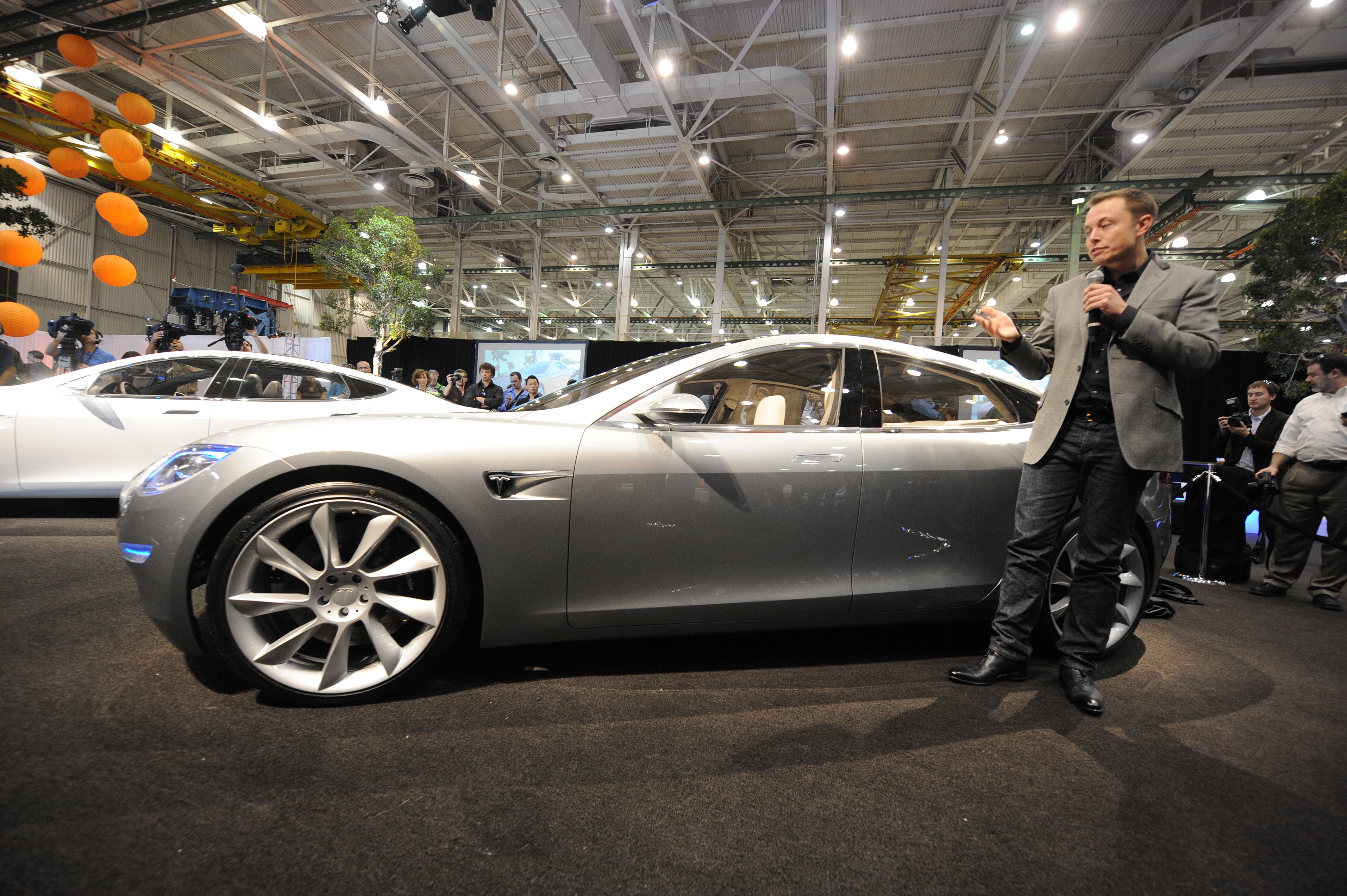 Elon Musk a Tesla Model S bemutatóján a kalifornia Hawthorne-ban, 2009 márciusában