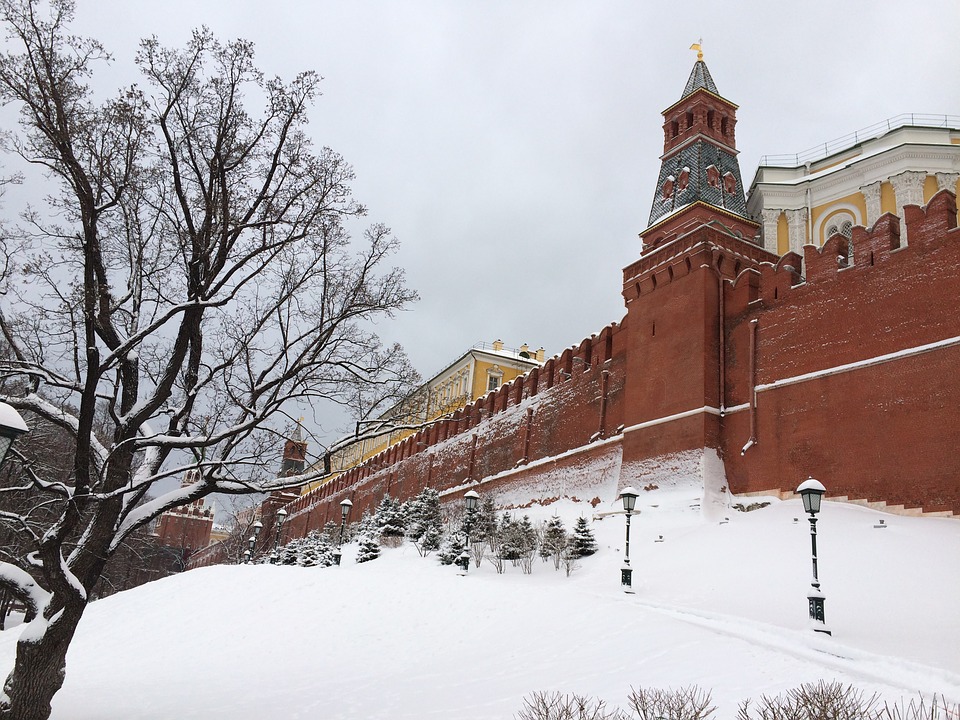 Moszkvában nem esett hó, ezért műhavat hordanak az utcákra
