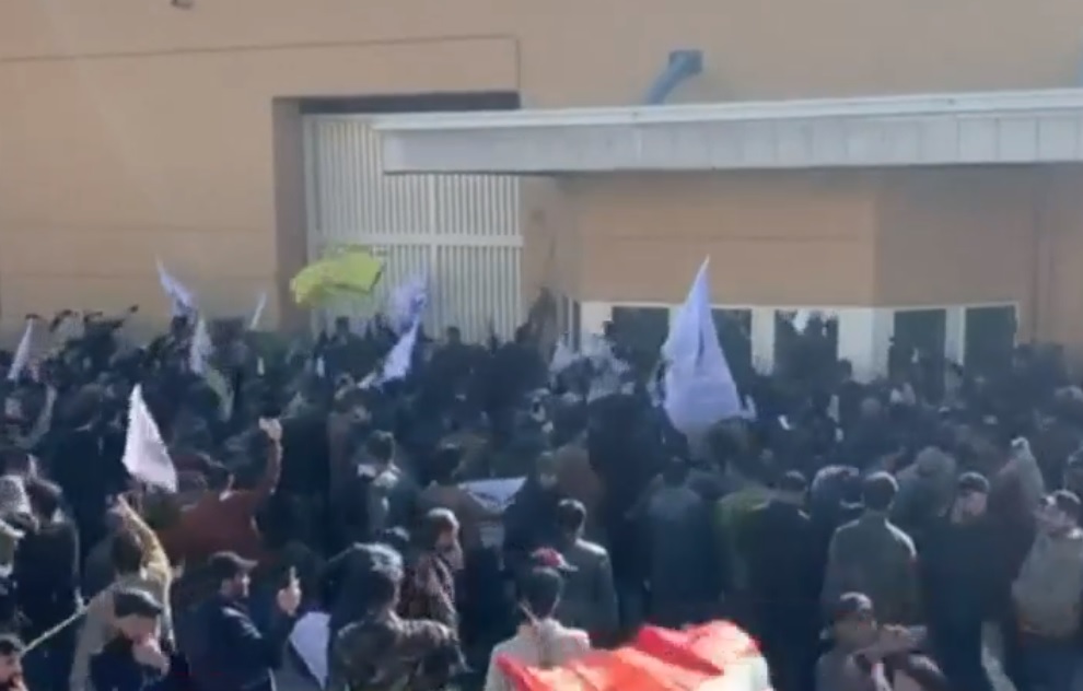 Több ezer tüntető próbált behatolni az USA bagdadi nagykövetségére