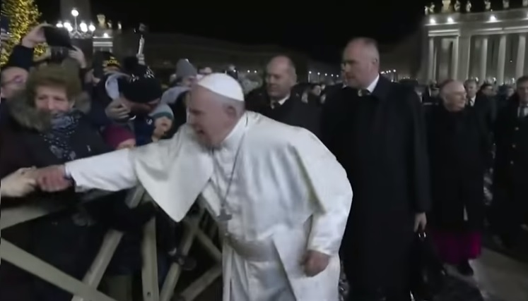 Ferenc pápa idegesen csapta le a nő kezét, aki magához rántotta az új év alkalmából