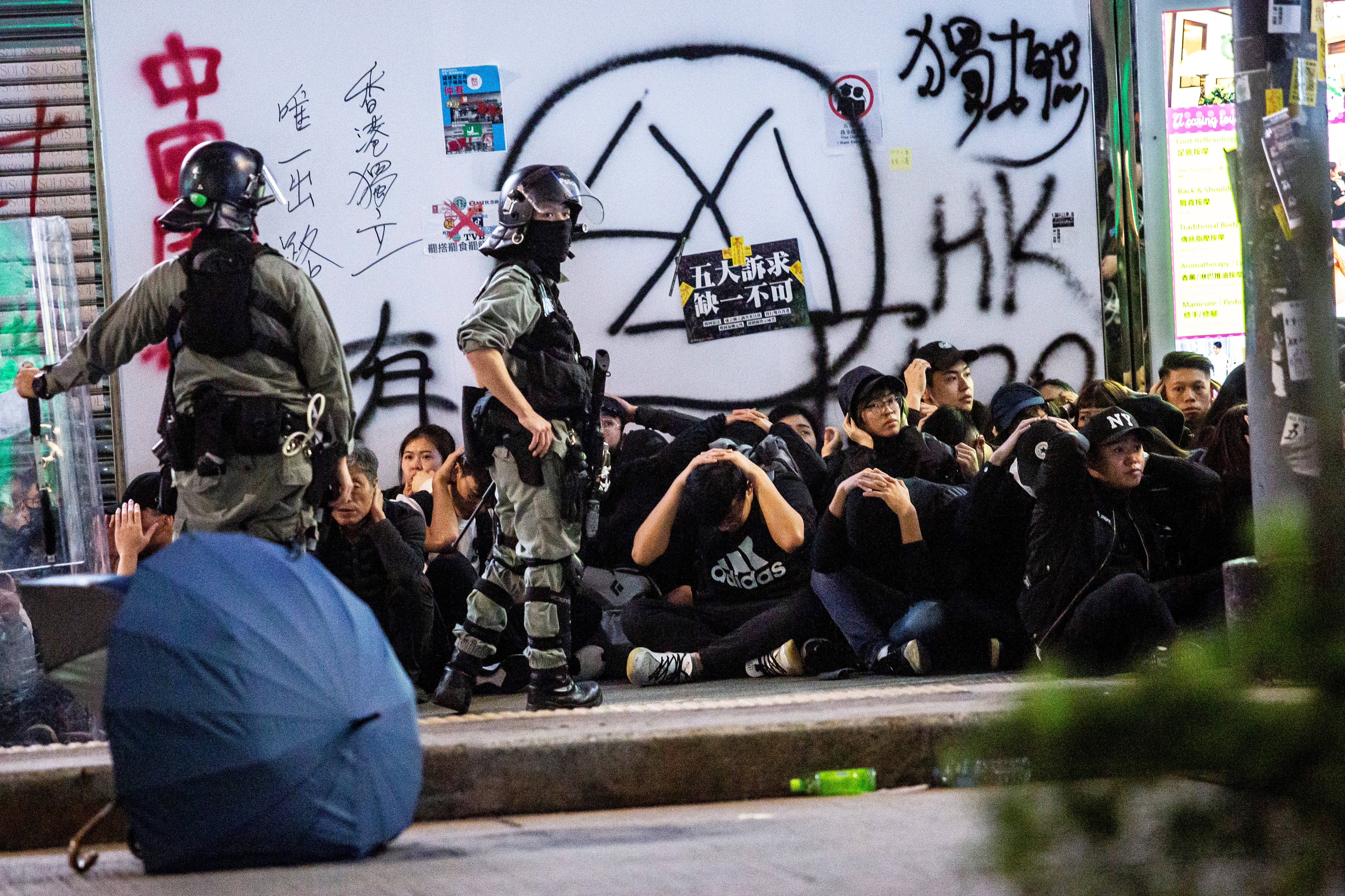 Tömeges letartóztatásokkal kezdődött az új év Hongkongban, 400 tüntetőt vittek el a rendőrök
