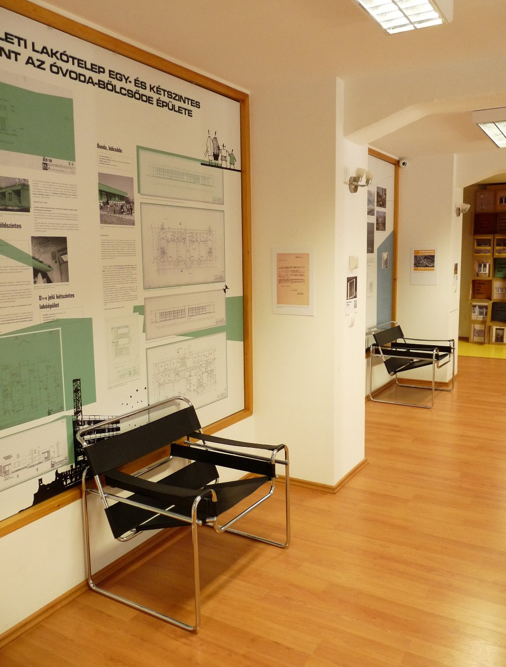 A Lechner Tudásközpont kiállítása Breuer-székekkel és biztonsági kamerával