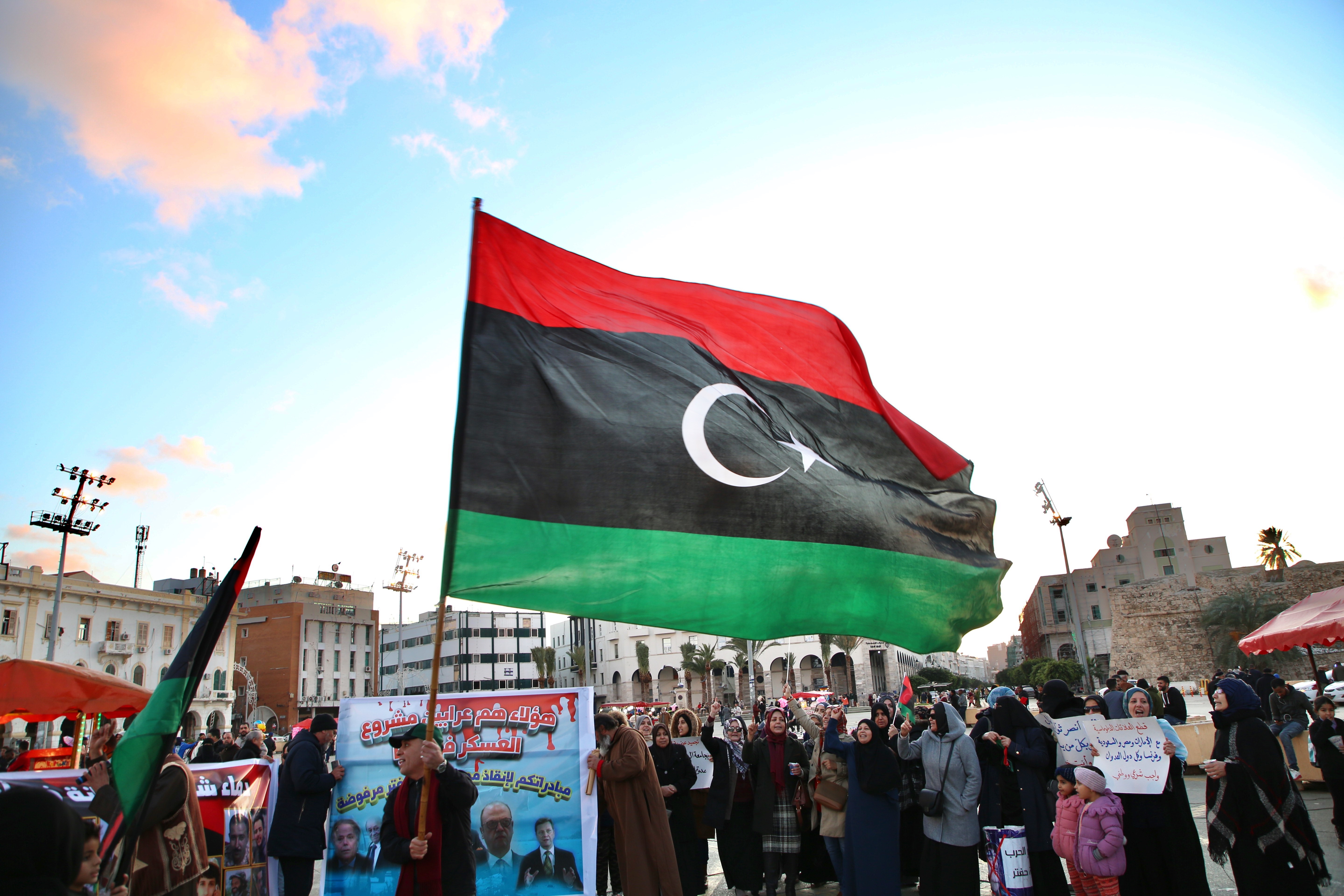 Haftar ellen és a török beavatkozás mellett tüntető líbiaiak Tripoliban