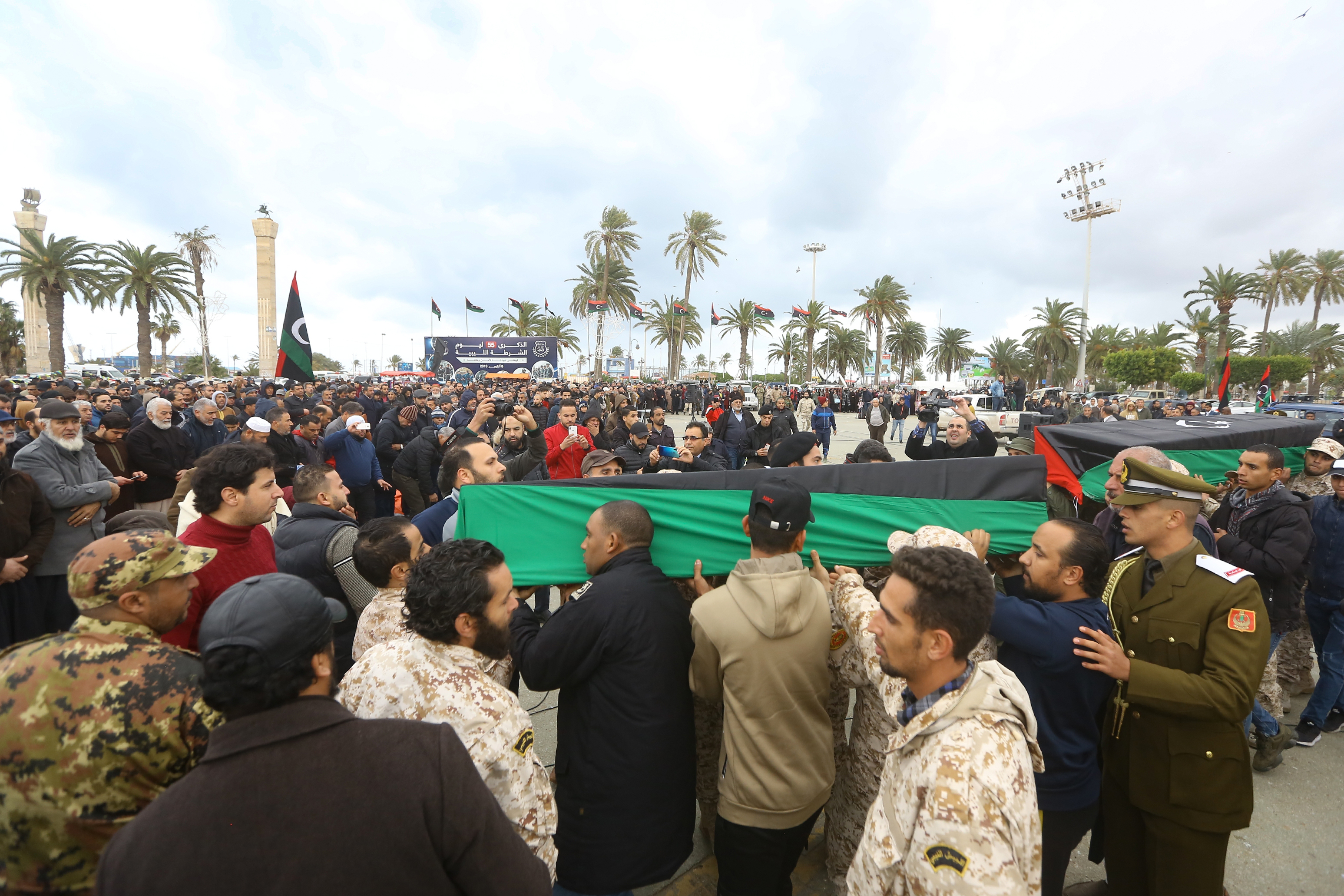 Líbiaiak gyászolják Haftar egyik légicsapásában meggyilkolt kadétjaikat, egy Tripoliban lévő katonai iskolát ért dróntámadás
