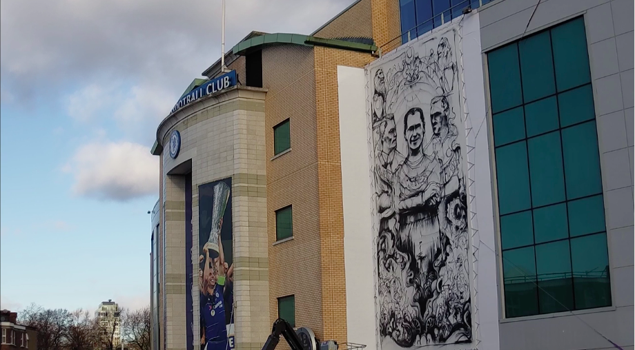 Gigantikus, 7 X 12 méteres faliképen örökítik meg a legendás magyar focista-edzőt a Chelsea stadionjának falán