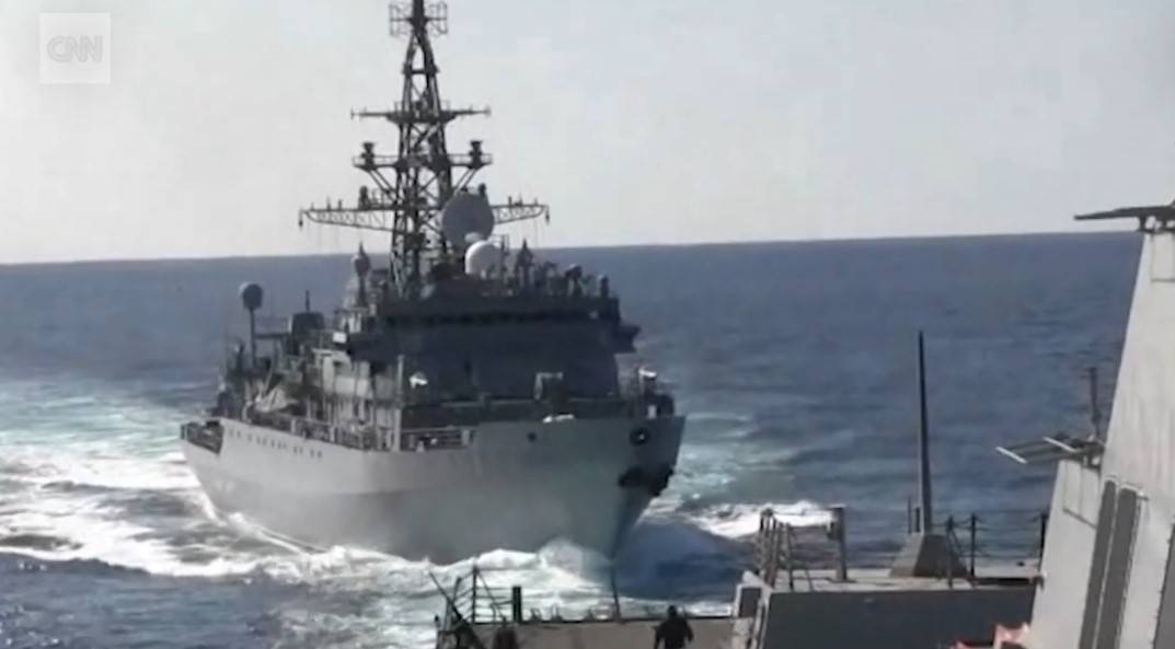 Veszélyesen megközelített egy orosz hadihajó egy amerikai rombolót az Arab-tengeren