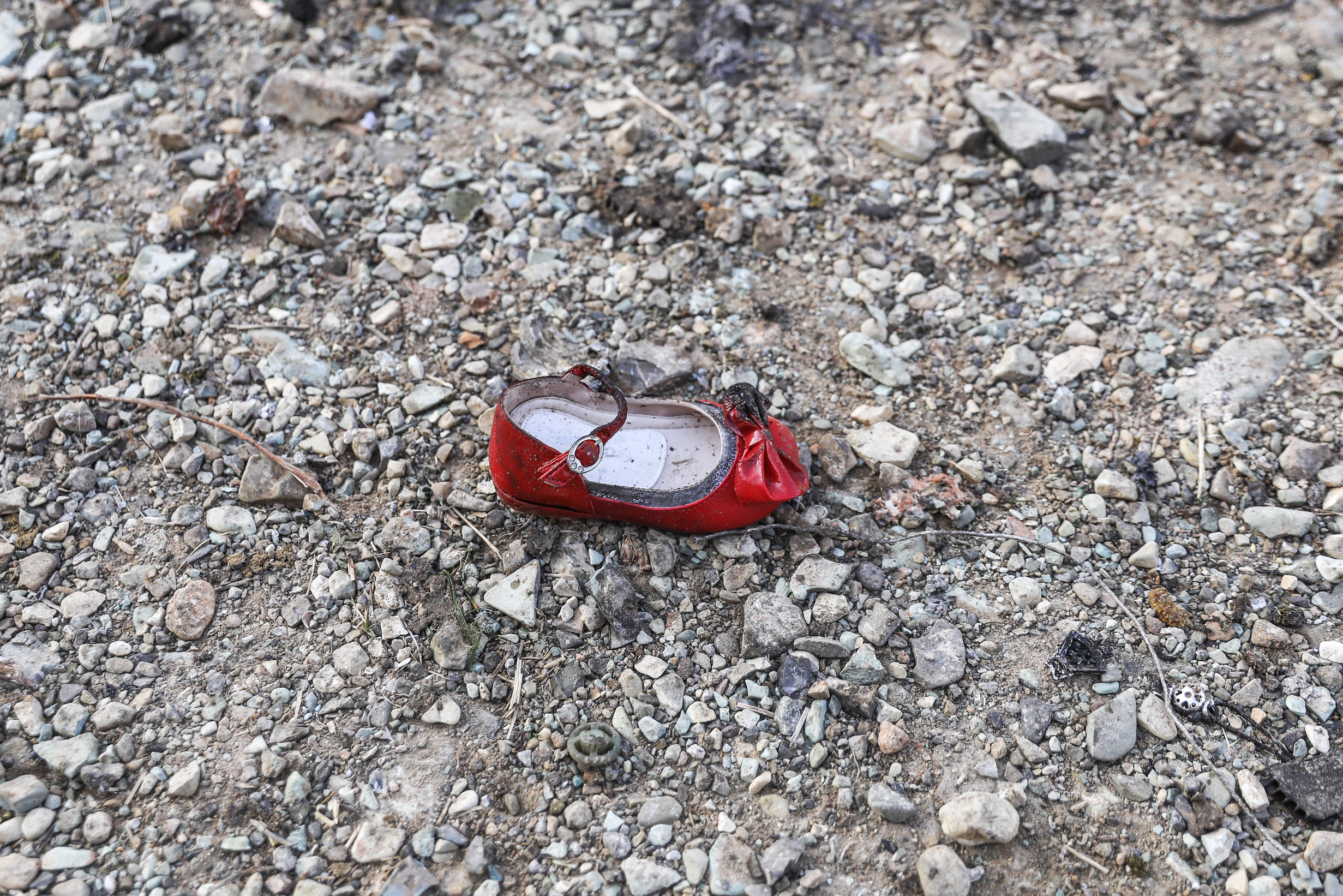 Egy kislány cipője a 2020. január 8-án Teherán felett lelőtt ukrán utasszállító roncsai között.