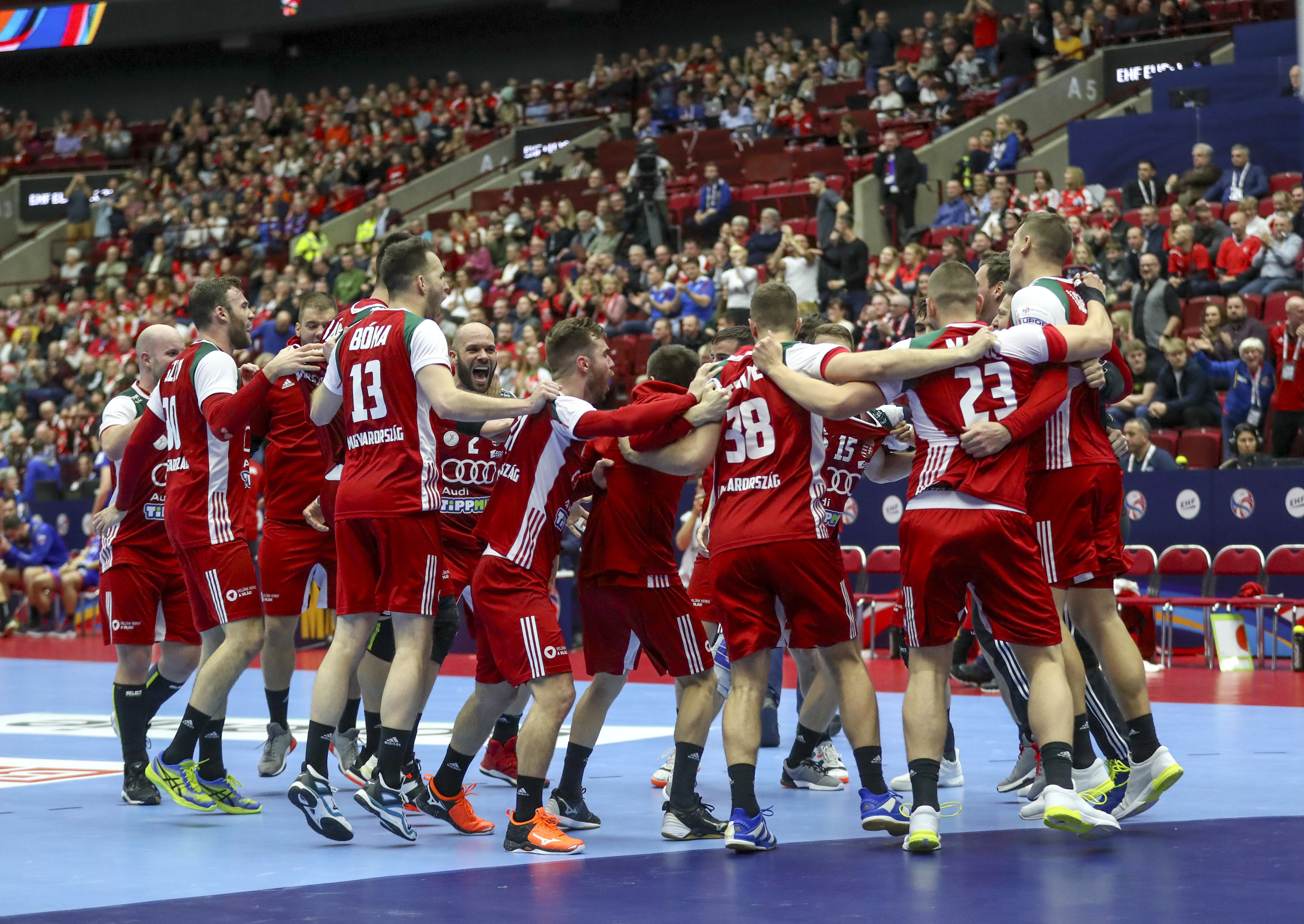 Győzelmi táncot jár a magyar csapat az oroszok legyőzése után az olimpiai kvalifikációs Európa-bajnokságon 2020. január 11-én.