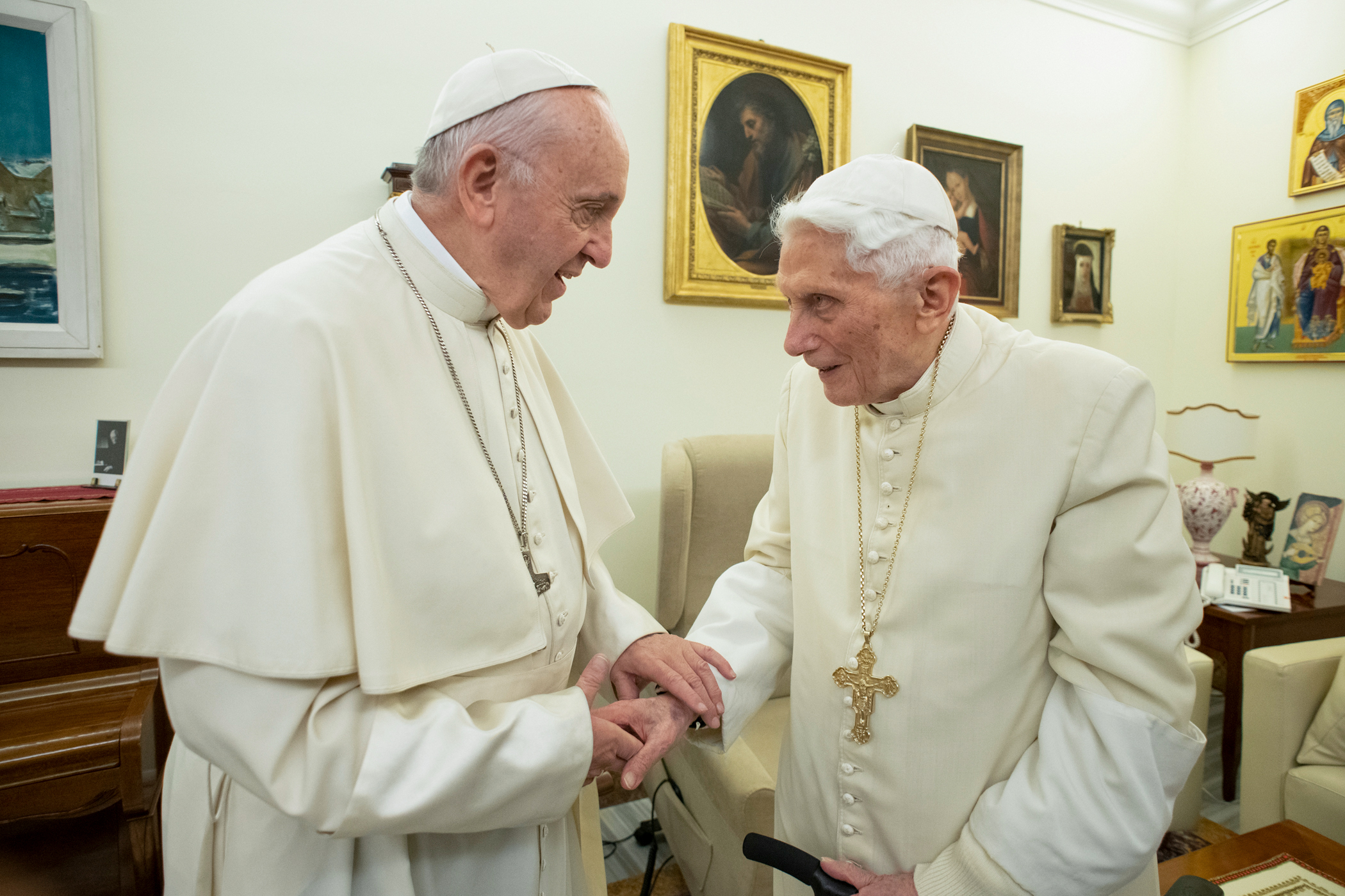 Ferenc pápa (j) elődjével, XVI. Benedekkel, aki hét évvel ezelőtti visszavonulásakor azt ígérte, elvonul a világtól, de azóta rendszeresen száll vitába utódjával.