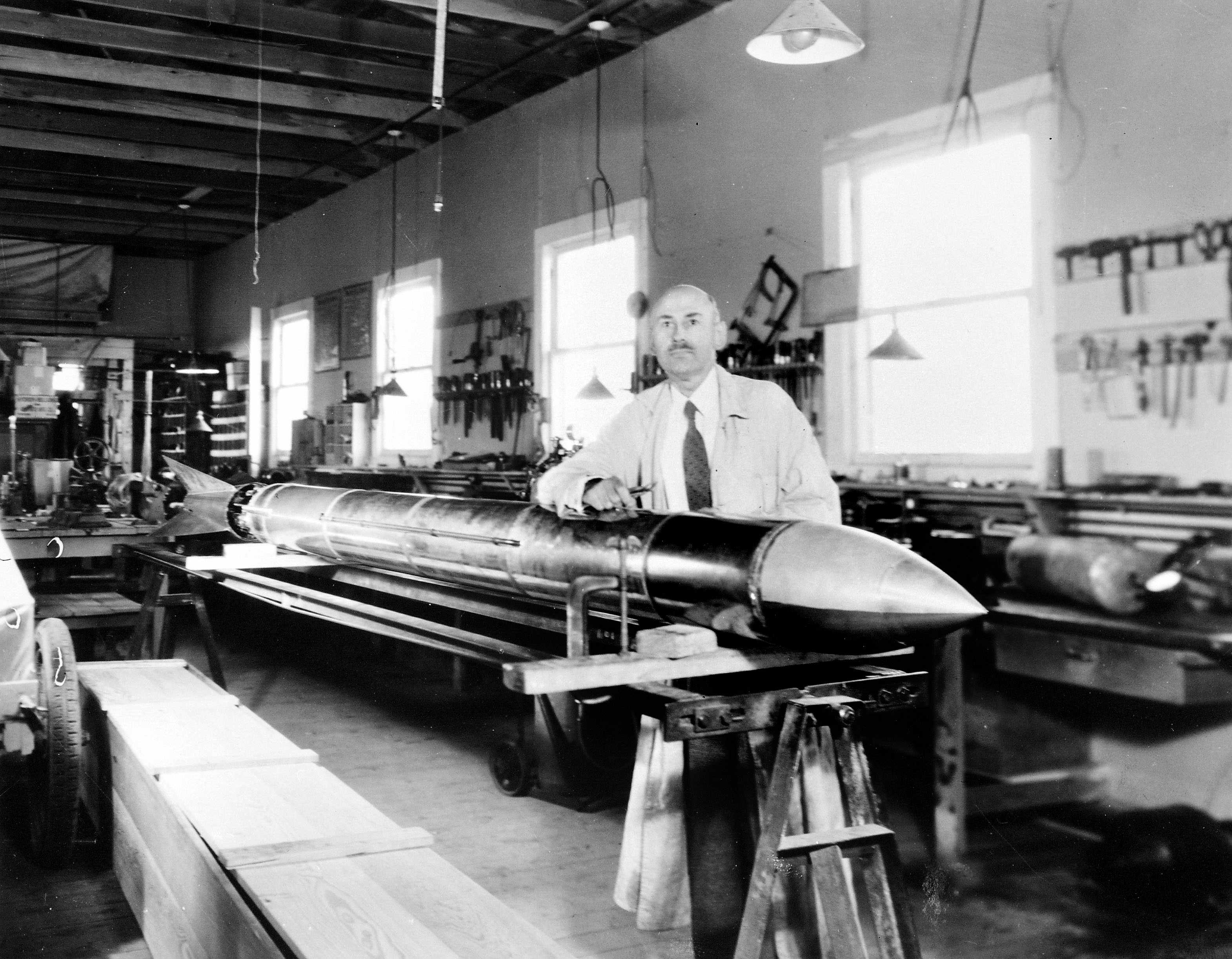 Robert H. Goddard egy rakétával 1935-ben, az új-mexikói Roswell városában felhúzott műhelyében